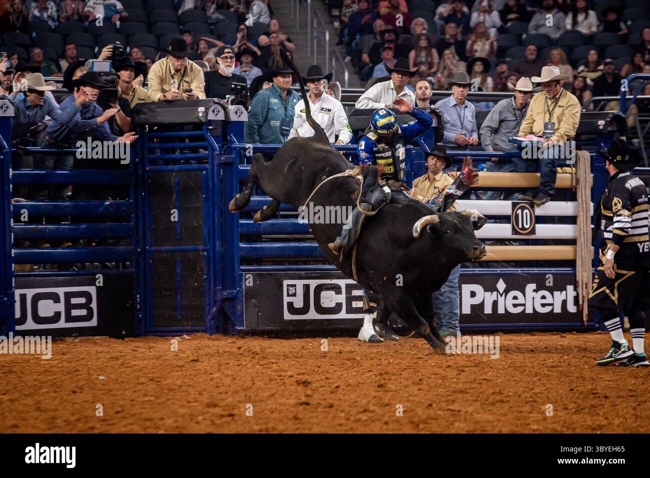 6 marzo 2022, Arlington, Texas, Arlington, TX, Stati Uniti: Arlington TX - 06 marzo: Kaique Pacheco corre in prigione per 89 punti durante la finale di Bull Riding per vincere l'evento e il assegno da 2,1 milioni di dollari all'American Rodeo alla AT&T Arena di Arlington, Texas, USA. (Immagine di credito: © Matt Davies/PX Imagens tramite ZUMA Press Wire) Foto Stock 6 marzo 2022, Arlington, Texas, Arlington, TX, Stati Uniti: Arlington TX - 06 marzo: Kaique Pacheco corre in prigione per 89 punti durante la finale di Bull Riding per vincere l'evento e il assegno da 2,1 milioni di dollari all'American Rodeo alla AT&T Arena di Arlington, Texas, USA. (Immagine di credito: © Matt Davies/PX Imagens tramite ZUMA Press Wire) Foto Stock