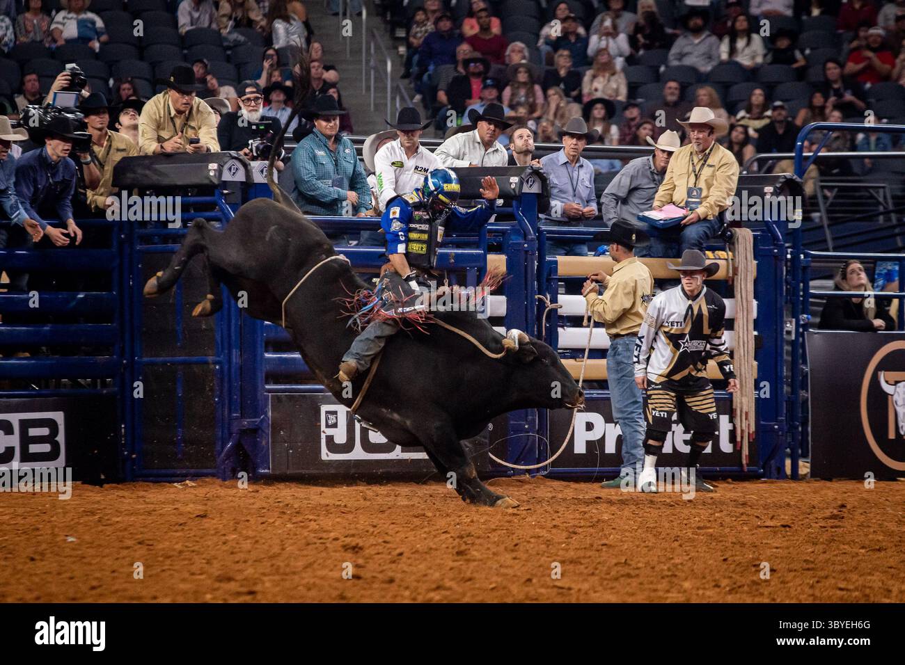 6 marzo 2022, Arlington, Texas, Arlington, TX, Stati Uniti: Arlington TX - 06 marzo: Kaique Pacheco corre in prigione per 89 punti durante la finale di Bull Riding per vincere l'evento e il assegno da 2,1 milioni di dollari all'American Rodeo alla AT&T Arena di Arlington, Texas, USA. (Immagine di credito: © Matt Davies/PX Imagens tramite ZUMA Press Wire) Foto Stock 6 marzo 2022, Arlington, Texas, Arlington, TX, Stati Uniti: Arlington TX - 06 marzo: Kaique Pacheco corre in prigione per 89 punti durante la finale di Bull Riding per vincere l'evento e il assegno da 2,1 milioni di dollari all'American Rodeo alla AT&T Arena di Arlington, Texas, USA. (Immagine di credito: © Matt Davies/PX Imagens tramite ZUMA Press Wire) Foto Stock