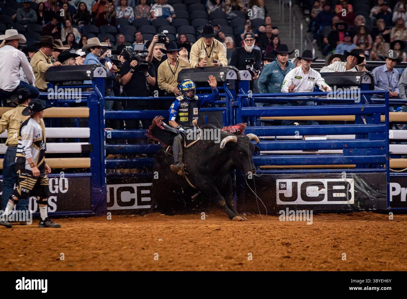 6 marzo 2022, Arlington, Texas, Arlington, TX, Stati Uniti: Arlington TX - 06 marzo: Kaique Pacheco corre in prigione per 89 punti durante la finale di Bull Riding per vincere l'evento e il assegno da 2,1 milioni di dollari all'American Rodeo alla AT&T Arena di Arlington, Texas, USA. (Immagine di credito: © Matt Davies/PX Imagens tramite ZUMA Press Wire) Foto Stock 6 marzo 2022, Arlington, Texas, Arlington, TX, Stati Uniti: Arlington TX - 06 marzo: Kaique Pacheco corre in prigione per 89 punti durante la finale di Bull Riding per vincere l'evento e il assegno da 2,1 milioni di dollari all'American Rodeo alla AT&T Arena di Arlington, Texas, USA. (Immagine di credito: © Matt Davies/PX Imagens tramite ZUMA Press Wire) Foto Stock