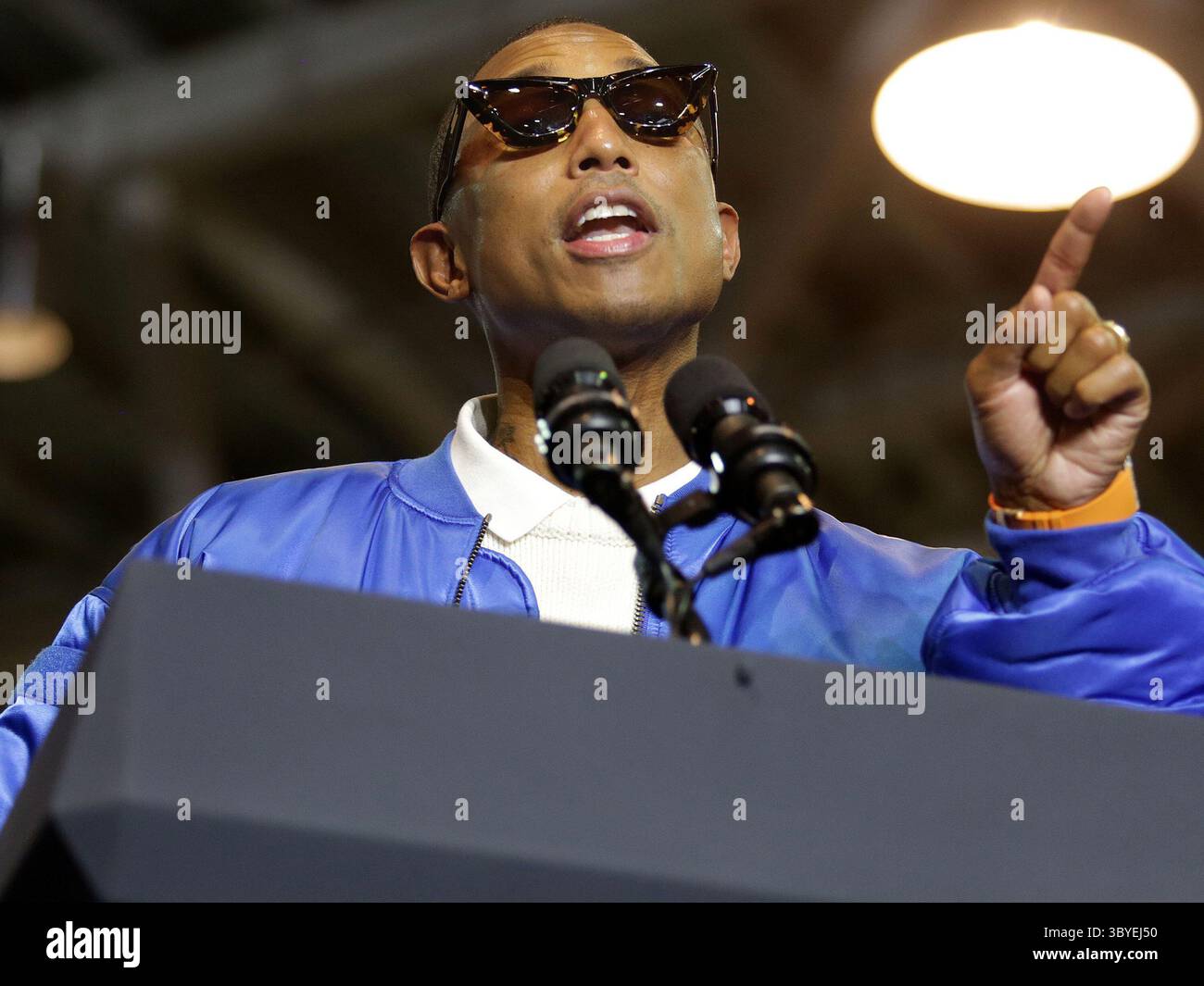 29 ottobre 2021: Pharrell Williams, insieme al vicepresidente Kamala Harris, si unisce a Terry McAuliffe durante un raduno a Norfolk, Virginia, presso l'Half Moone Center il 29 ottobre 2021. (Immagine di credito: © Stephen M. Katz/The Virginian-Pilot/TNS via ZUMA Press Wire) Foto Stock