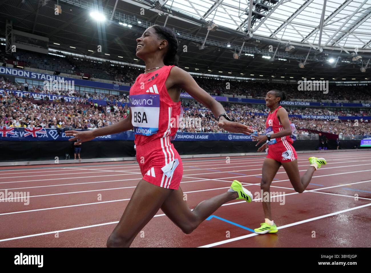 Medina EISA (ETH) sconfigge Fantaye Belayneh (ETH) per vincere i 5000 m femminili, 14:30,57-14:30.90, durante il London Athletics Meet al London Stadium, sabato 19 luglio 2025, a Londra, Regno Unito. Foto Stock