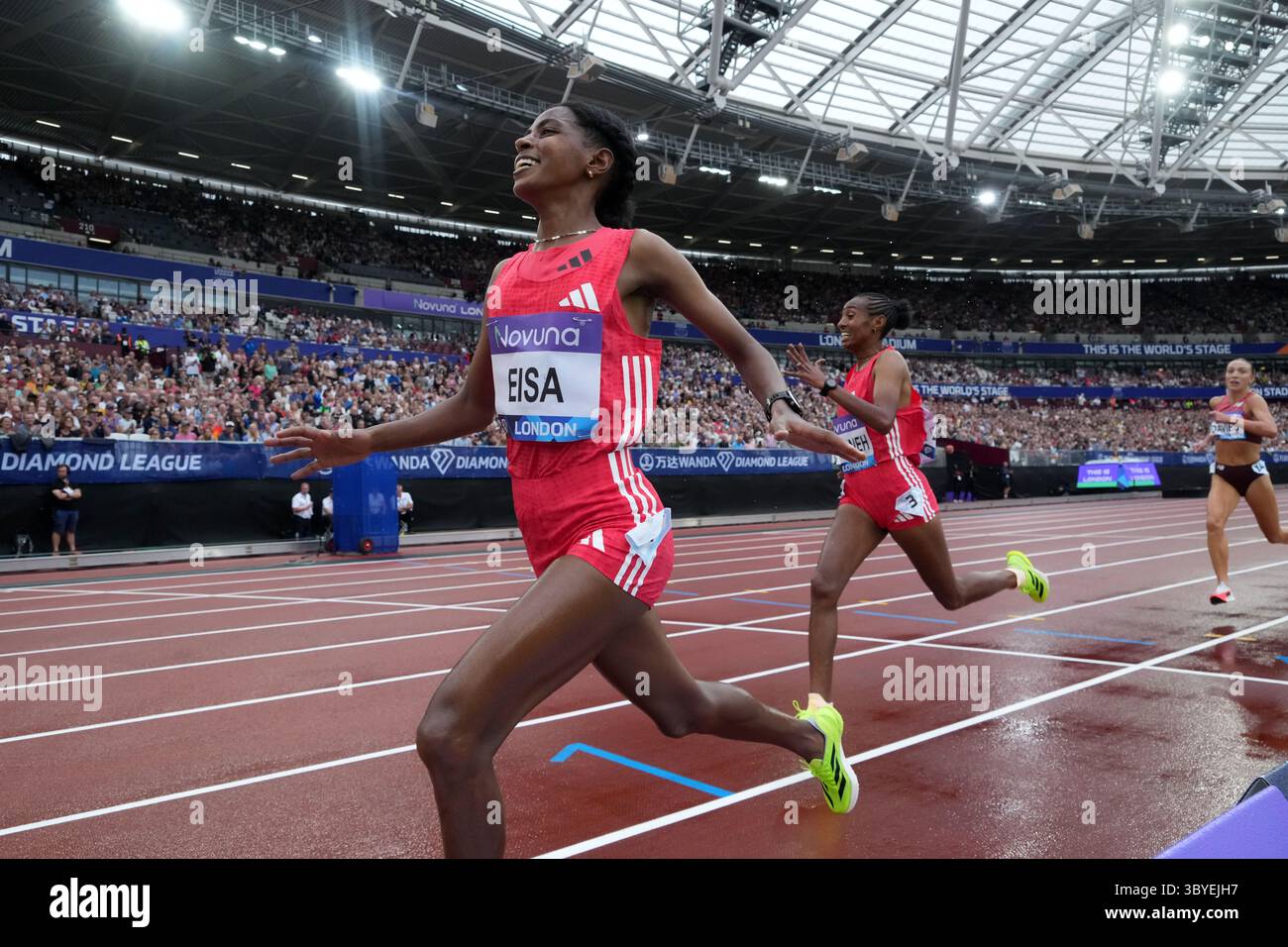 Medina EISA (ETH) sconfigge Fantaye Belayneh (ETH) per vincere i 5000 m femminili, 14:30,57-14:30.90, durante il London Athletics Meet al London Stadium, sabato 19 luglio 2025, a Londra, Regno Unito. Foto Stock