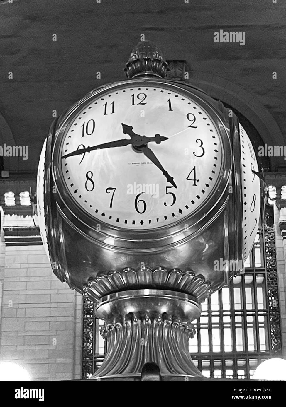Il chiosco informativo nel grande atrio della Grand Central è sormontato dall'iconico orologio 2025, New York City, USA Foto Stock