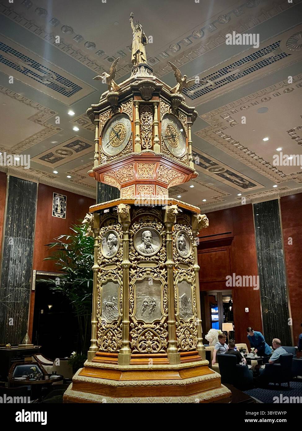Il grande orologio Waldorf Astoria è una parte leggendaria della tradizione di New York e un punto di incontro per generazioni di newyorkesi, Stati Uniti, 2025 - Immagine stock catturata con smartphone