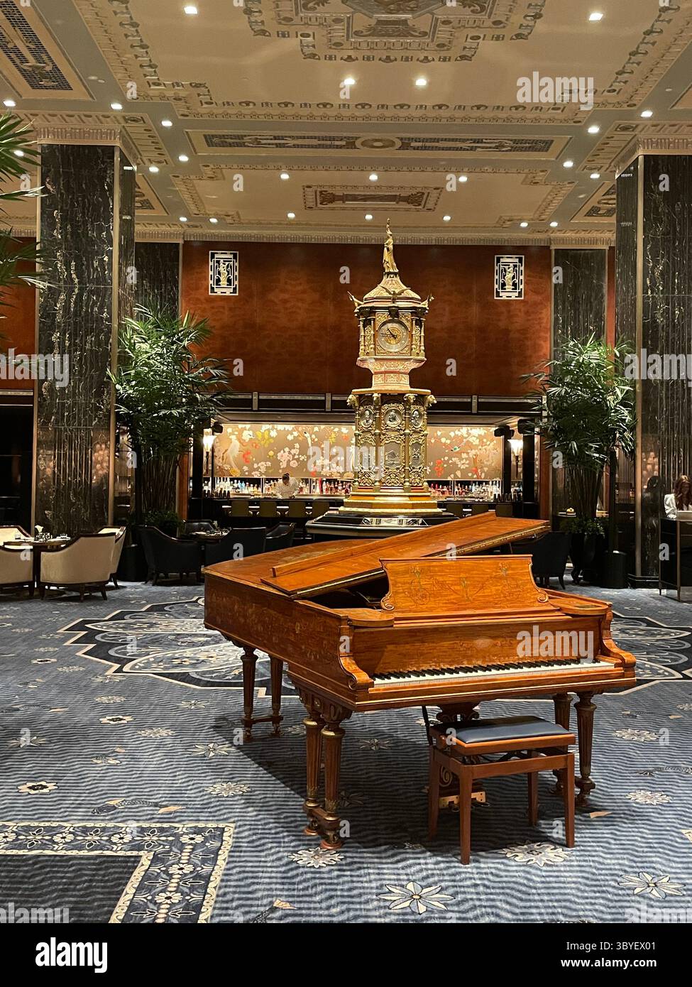 Il grande orologio Waldorf Astoria è una parte leggendaria della tradizione di New York e un punto di incontro per generazioni di newyorkesi, Stati Uniti, 2025 - Immagine stock catturata con smartphone