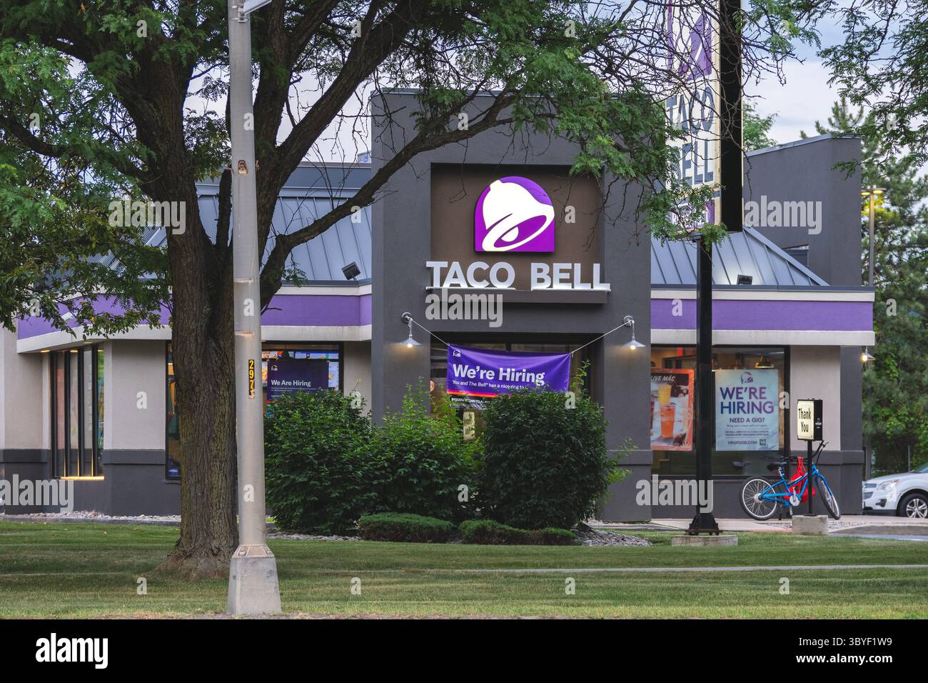 Utica, NY - 9 luglio 2025: View of Taco Bell, è una catena di fast food americana conosciuta per la sua cucina di ispirazione messicana. Fondata nel 196 Foto Stock