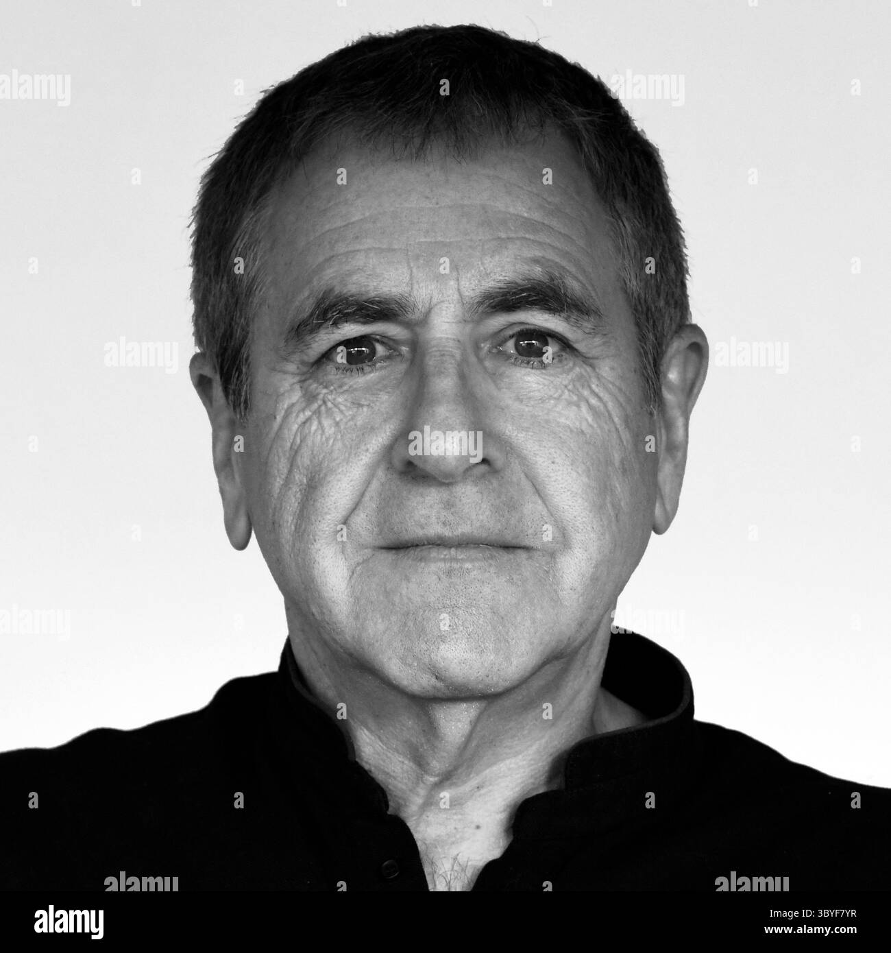 Mark ha visitato e fotografato in più di 100 paesi. Il suo lavoro è apparso in pubblicazioni tra cui Vanity Fair, LIFE, GEO, Time, Newsweek, Stern, Conde Nast Traveler, National Geographic Traveler, Forbes, tra gli altri. I suoi premi includono un CLIO Award, un Aurora Gold Award per la regia. Il suo libro "Inside North Korea" è stato nominato "Photography Book of the Year" agli International Photography Awards. hi Book "Inside Iran" è stato selezionato come uno dei libri fotografici dell'anno di PDN. Il suo ultimo libro, "The People of the Forest", si concentra sugli oranghi che hanno ricevuto il primo posto nella categoria dei libri sulla natura Foto Stock