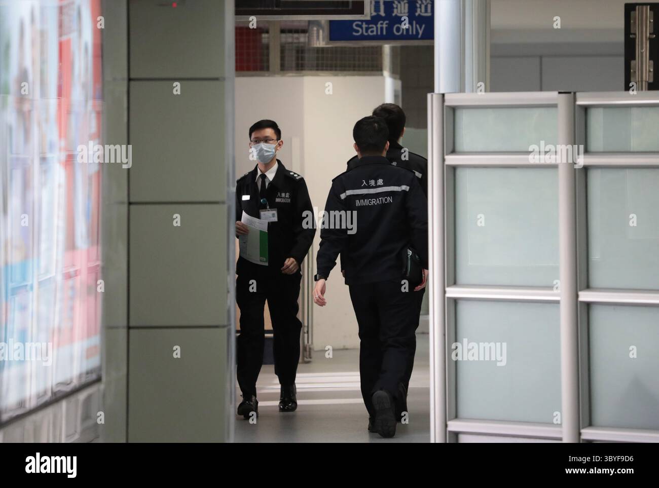3 febbraio 2023, Hong Kong, CINA: Funzionari del dipartimento immigrazione di Hong Kong che si spostano all'interno dell'area riservata al check-point di frontiera Hong Kong-Cina presso lo Wu.Feb-3,2023Hong Kong.ZUMA/Liau Chung-Ren (immagine di credito: © Liau Chung-Ren/ZUMA Press Wire) Foto Stock