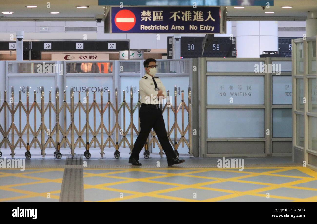 3 febbraio 2023, Hong Kong, Cina: A Hong Kong, l'ufficiale del Dipartimento immigrazione passa accanto all'area di restrizione presso la Hong Kong Custom, lo Wu. Il confine tra Hong Kong e Cina dovrebbe riaprire lunedì prossimo dopo tre anni di chiusura. (Immagine di credito: © Liau Chung-Ren/ZUMA Press Wire) Foto Stock