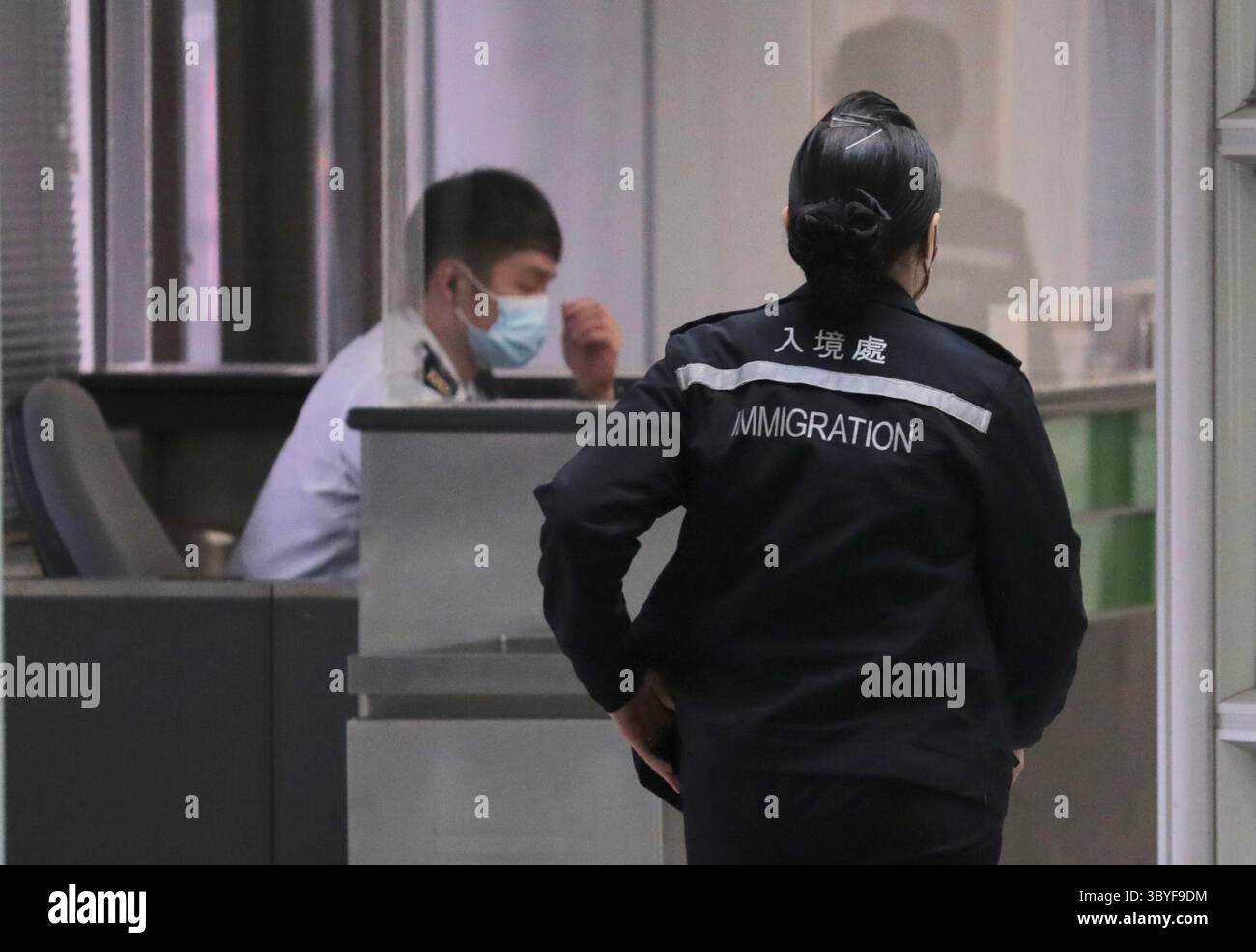 3 febbraio 2023, Hong Kong, CINA: Funzionari del dipartimento immigrazione di Hong Kong all'interno dell'area riservata al check-point di frontiera Hong Kong-Cina presso lo Wu.Feb-3,2023Hong Kong.ZUMA/Liau Chung-Ren (immagine di credito: © Liau Chung-Ren/ZUMA Press Wire) Foto Stock