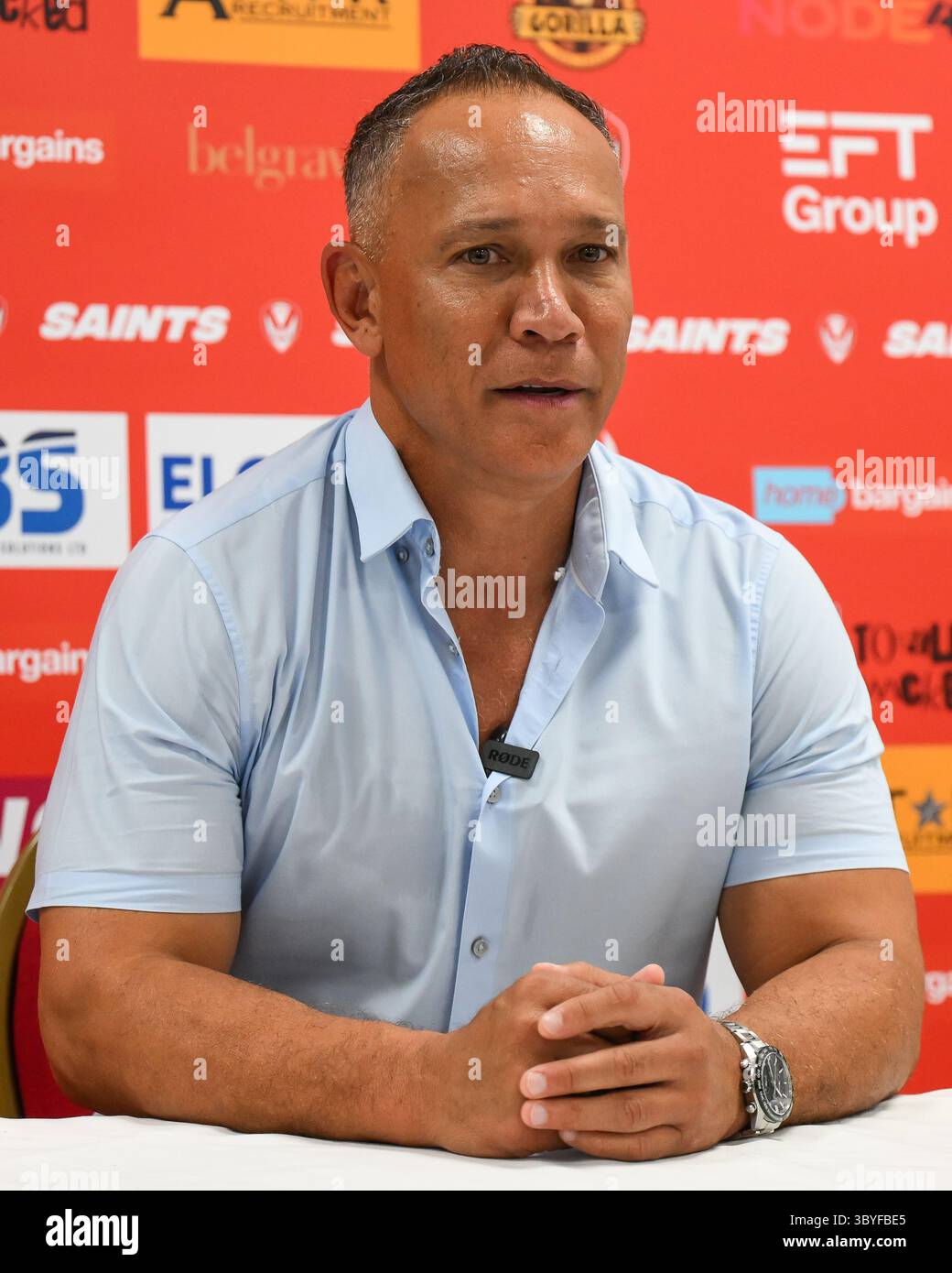 ST.HELENS, INGHILTERRA - 17 LUGLIO 2025: Adrian Lam allenatore di Leigh Leopards nella conferenza stampa post partita dopo il Betfred, Superleague Round 19 Foto Stock