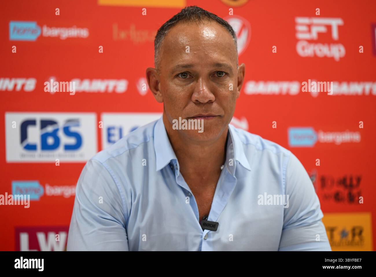 ST.HELENS, INGHILTERRA - 17 LUGLIO 2025: Adrian Lam allenatore di Leigh Leopards nella conferenza stampa post partita dopo il Betfred, Superleague Round 19 Foto Stock
