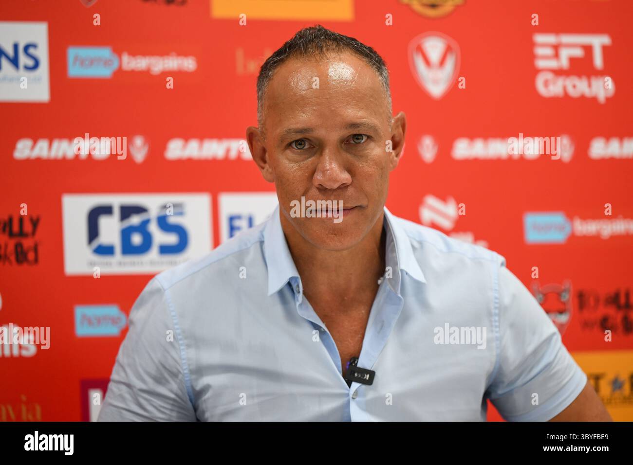 ST.HELENS, INGHILTERRA - 17 LUGLIO 2025: Adrian Lam allenatore di Leigh Leopards nella conferenza stampa post partita dopo il Betfred, Superleague Round 19 Foto Stock