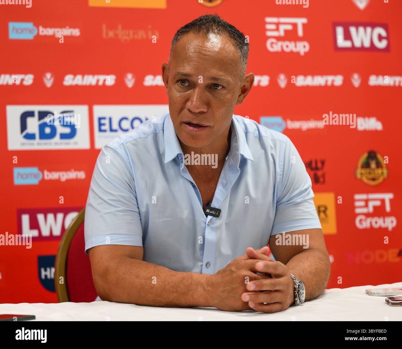 ST.HELENS, INGHILTERRA - 17 LUGLIO 2025: Adrian Lam allenatore di Leigh Leopards nella conferenza stampa post partita dopo il Betfred, Superleague Round 19 Foto Stock