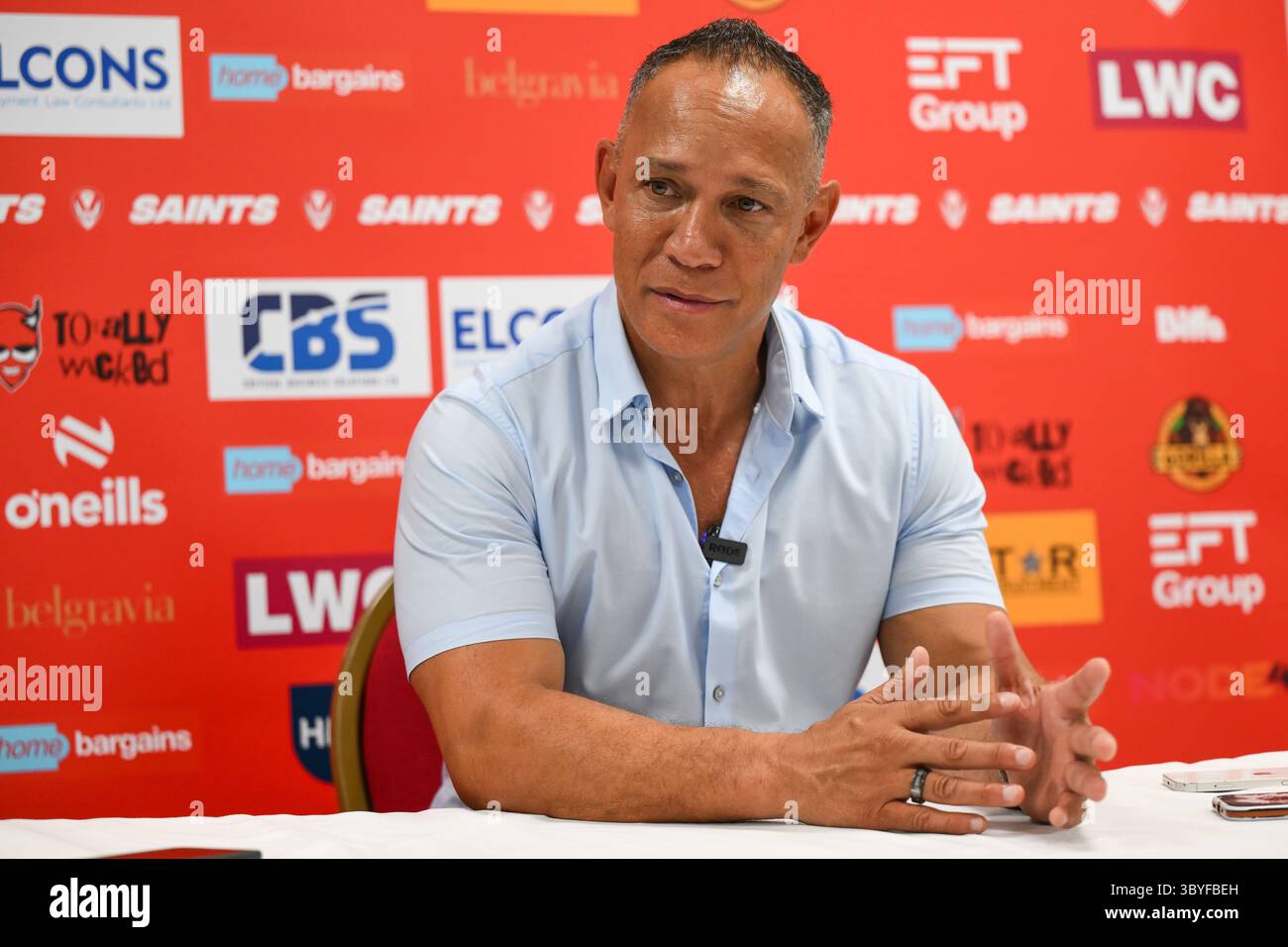 ST.HELENS, INGHILTERRA - 17 LUGLIO 2025: Adrian Lam allenatore di Leigh Leopards nella conferenza stampa post partita dopo il Betfred, Superleague Round 19 Foto Stock