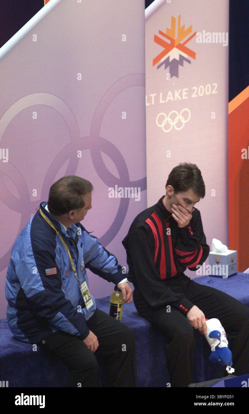 13 febbraio 2002 - Stati Uniti - KRT STORIA SPORTIVA SLUGGED: OLY-MENSSHORT KRT FOTOGRAFIA DI DAVID P. GILKEY/DETROIT FREE PRESS (12 febbraio) SALT LAKE CITY, UT - Todd Eldridge, degli Stati Uniti, siede con il suo allenatore Richard Callaghan, mentre attende i suoi voti dopo una deludente prestazione nel programma Mens Short delle Olimpiadi invernali 2002 al Salt Lake Ice Center di SALT Lake City, Utah, martedì sera, 12 febbraio. (DE) NC KD BL 2002 (Vert) (immagine digitale) (smd) (immagine di credito: © Detroit Free Press tramite ZUMA Press Wire) Foto Stock