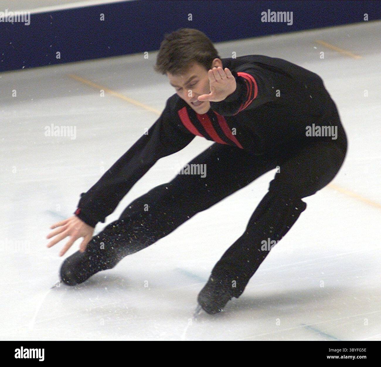 13 febbraio 2002 - Stati Uniti - KRT STORIA SPORTIVA SLUGGED: OLY-MENSSHORT KRT FOTOGRAFIA DI DAVID P. GILKEY/DETROIT FREE PRESS (12 febbraio) SALT LAKE CITY, UT - Todd Eldridge, degli Stati Uniti, inciampa durante la sua routine nel programma Mens Short Program delle Olimpiadi invernali del 2002 al Salt Lake Ice Center di Salt Lake City, Utah, martedì sera, 12 febbraio. (DE) NC KD BL 2002 (Vert) (immagine digitale) (smd) (immagine di credito: © Detroit Free Press tramite ZUMA Press Wire) Foto Stock