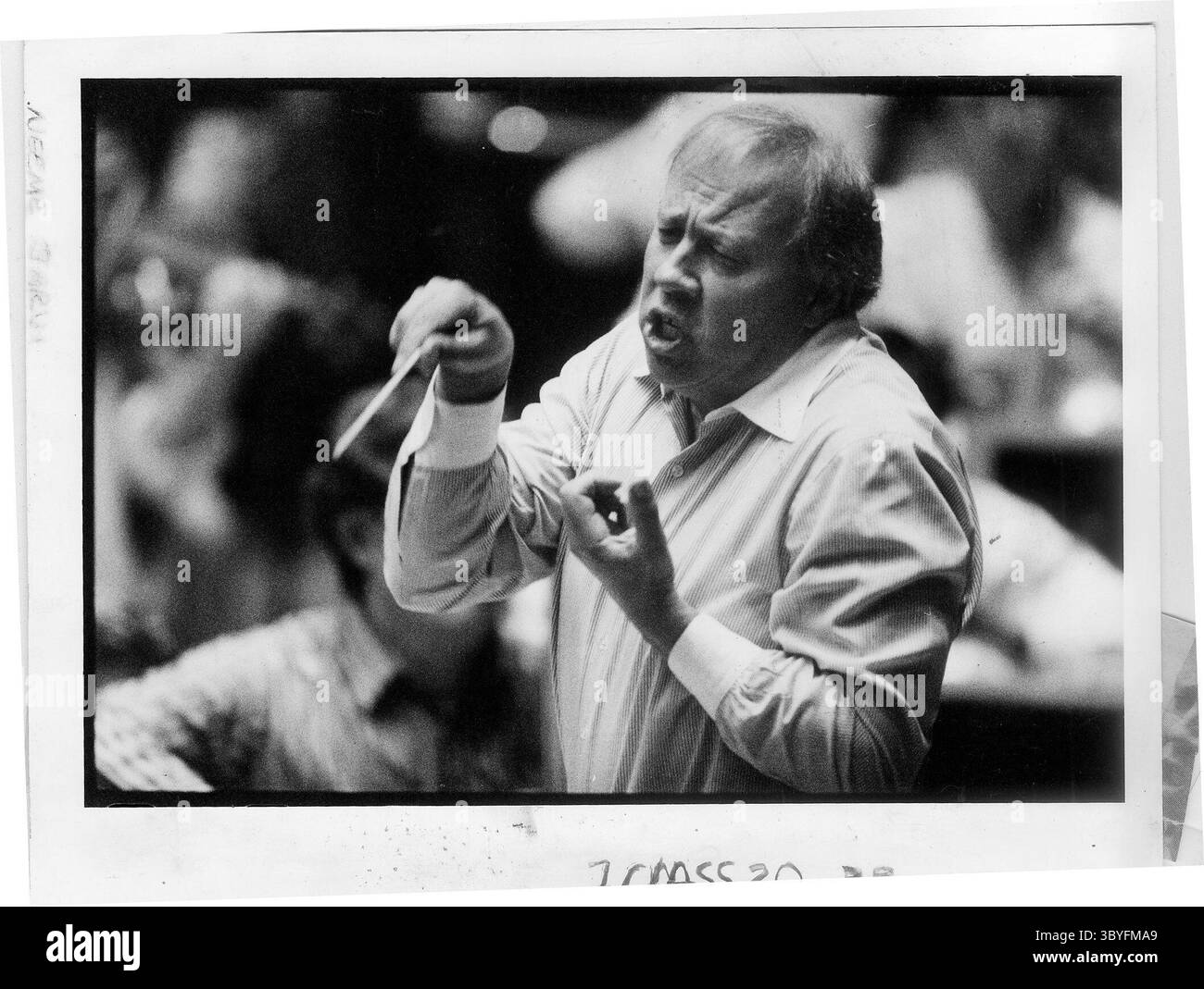 16 maggio 2005 - Detroit, mi, Stati Uniti d'America - KRT STORIA DI INTRATTENIMENTO SLUGGED: MUS-NEEMEJARVI KRT FOTOGRAFIA DI CRAIG PORTER/DETROIT STAMPA GRATUITA (maggio 30) in questo file foto Neeme Jarvi, nuovo direttore musicale della Detroit Symphony Orchestra, dirige l'orchestra nelle prove il 24 gennaio 1990. (jt) 2005 (immagine di credito: © Craig Porter/Detroit Free Press via ZUMA Press Wire) Foto Stock