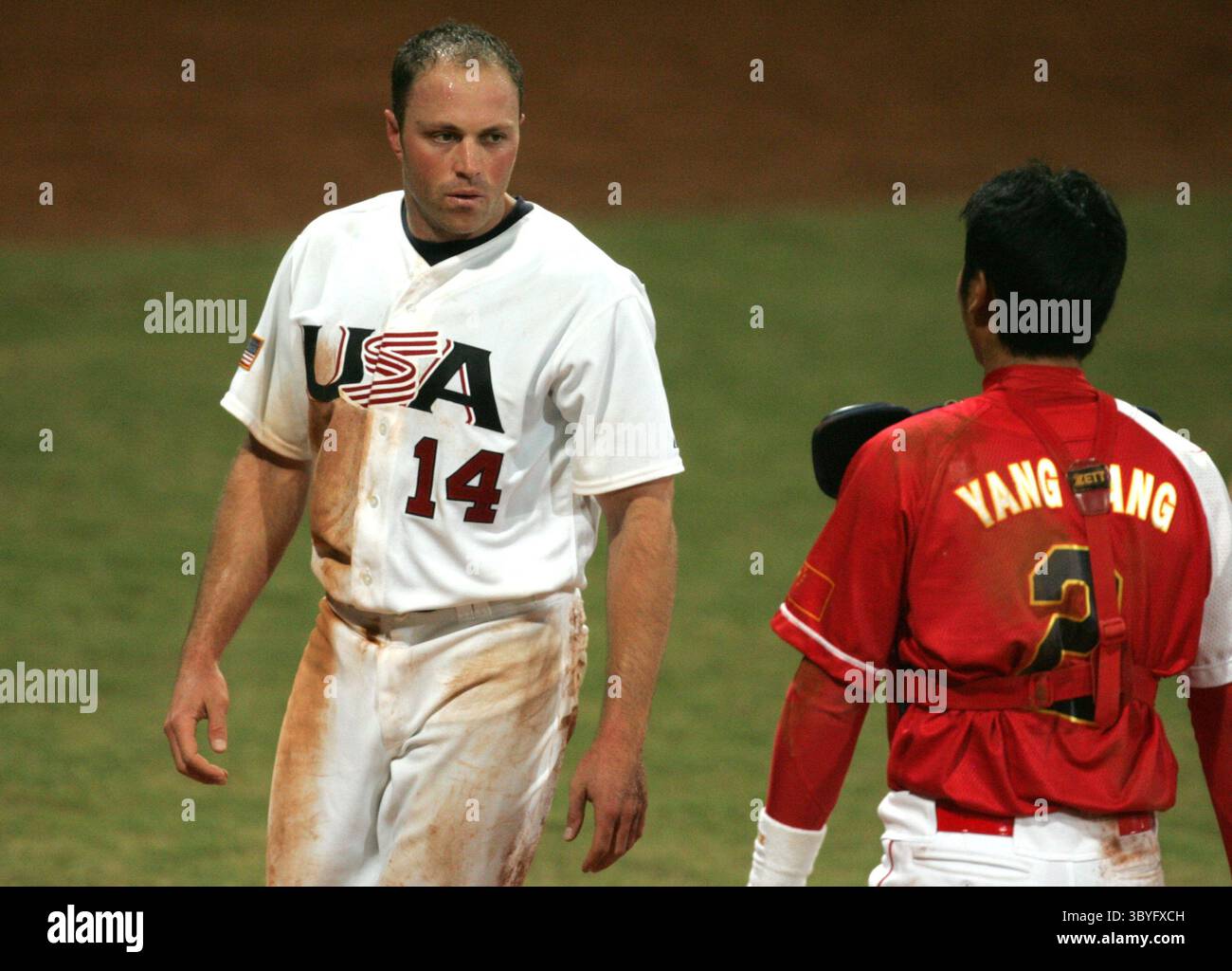 18 agosto 2008 - Nate Schierholtz degli Stati Uniti (14) e il catcher Yang Tang della Cina si guardano l'un l'altro dopo una collisione sul piatto lunedì 18 agosto 2008, ai Giochi della XXIX Olimpiade di Pechino, Cina. (Immagine di credito: © Eric Seals/Detroit Free Press tramite ZUMA Press Wire) Foto Stock