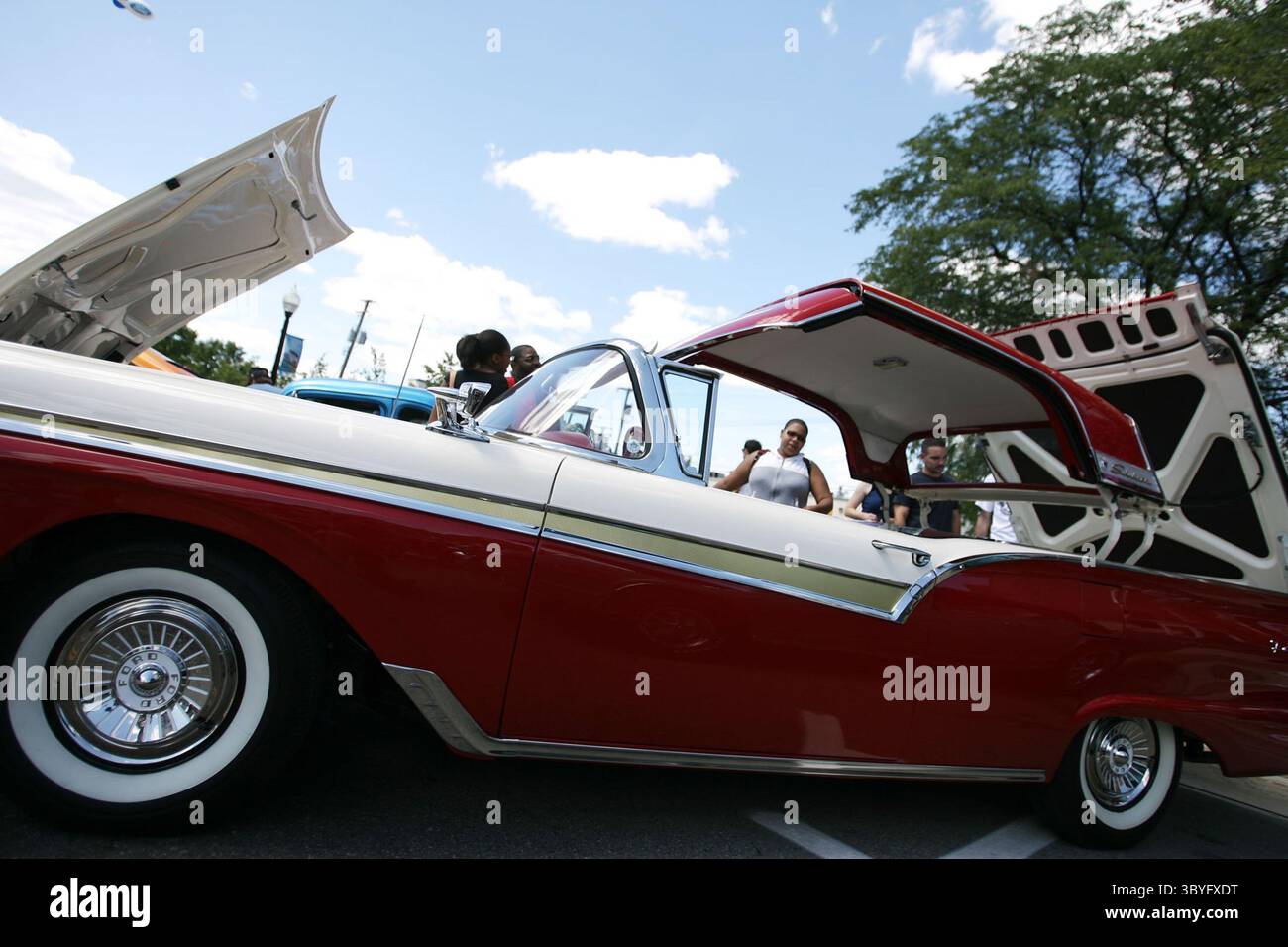 16 agosto 2008 - Mike Sajdak di Sterling Heights mostra la sua cabriolet hard top del 1957, una Ford Fairlane 500 Skyliner che è stata nella sua famiglia per 26 anni durante la Woodward Dream Cruise a Ferndale, Michigan, sabato 16 agosto 2008. (Immagine di credito: © Romain Blanquart/Detroit Free Press via ZUMA Press Wire) Foto Stock