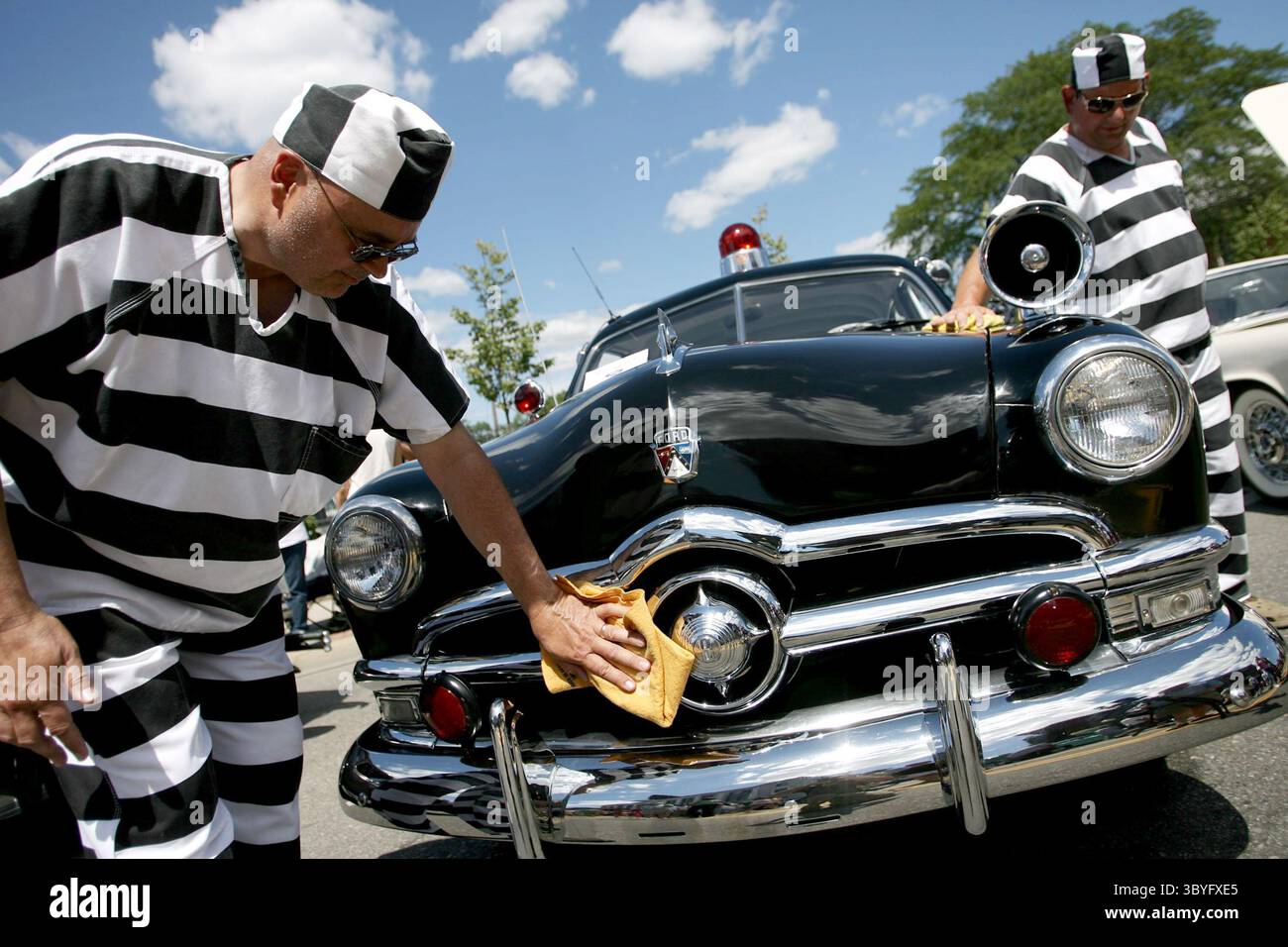 16 agosto 2008 - Steve Schmidt, a sinistra, e Pat Finnegan della polizia di Corunna polish Finnegan, una Ford Custom 1950, 100 cv, 3 velocità sulla colonna, berlina quattro porte durante la Dream Cruise a Ferndale, Michigan, sabato 16 agosto 2008. (Immagine di credito: © Romain Blanquart/Detroit Free Press via ZUMA Press Wire) Foto Stock