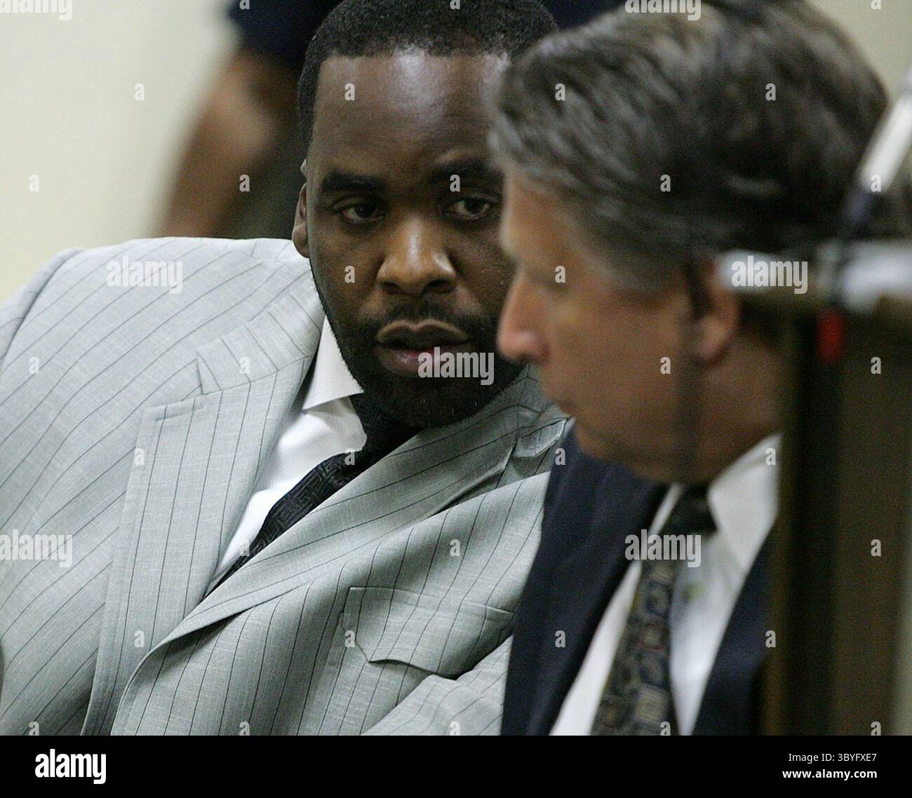 12 agosto 2008 - il sindaco di Detroit Kwame Kilpatrick, a sinistra, parla con il suo avvocato James Thomas nella sala del tribunale del 36° giudice distrettuale Ronald Giles, martedì 12 agosto 2008, a Detroit, Michigan. Il giudice Giles ha stabilito che Kilpatrick non ha violato le condizioni della sua cauzione in un caso di aggressione facendo visita a sua sorella, che è elencata come testimone nel caso. (Immagine di credito: © Mandi Wright/Detroit Free Press via ZUMA Press Wire) Foto Stock