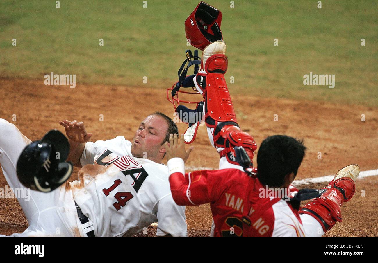 18 agosto 2008 - Nate Schierholtz degli Stati Uniti (14) ciotole sul ricevitore cinese Yang Tang lunedì 18 agosto 2008, ai Giochi della XXIX Olimpiade di Pechino, Cina. (Immagine di credito: © Eric Seals/Detroit Free Press tramite ZUMA Press Wire) Foto Stock