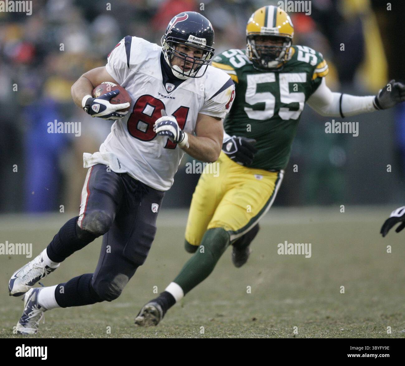 7 dicembre 2008 - il tight end degli Houston Texans Owen Daniels corre il pallone per 27 yard nel quarto periodo stabilendo un Field goal da 40 yard contro i Green Bay Packers domenica 7 dicembre 2008 al Lambeau Field di Green Bay, Wisconsin. I Texans vinsero 24-21. (Immagine di credito: © Joe Koshollek/Milwaukee Journal Sentinel via ZUMA Press Wire) Foto Stock