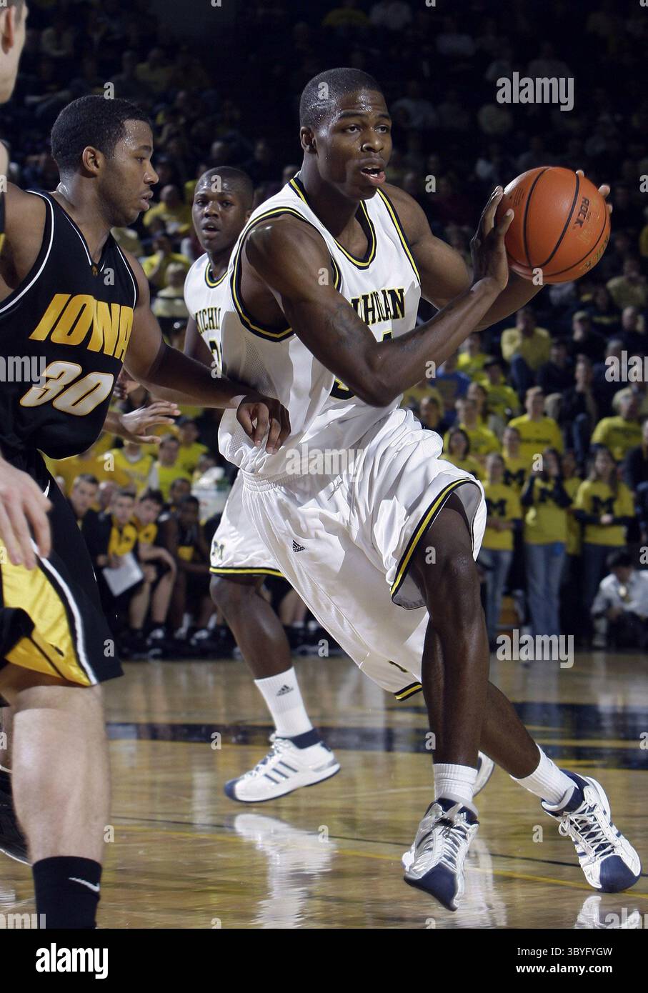 11 gennaio 2009 - DeShawn Sims del Michigan, a destra, corre in palla contro il difensore dell'Iowa Jeff Peterson durante il secondo tempo alla Crisler Arena di Ann Arbor, Michigan, domenica 11 gennaio 2009. Michigan sconfisse Iowa, 64-49. ) (Immagine di credito: © Kirhtmon F. Dozier/Detroit Free Press via ZUMA Press Wire) Foto Stock