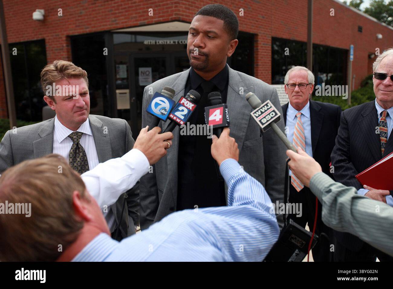 27 luglio 2011 - Bloomfield Hills, mi, USA - l'ex star NBA Jalen Rose, affiancato dai suoi avvocati Keith Davidson, a sinistra, Victor Morris e James Burdick, a destra, parla ai media mentre lascia il 48° tribunale distrettuale di Bloomfield Hills, Michigan, dopo essere stato condannato a 20 giorni di carcere per aver guidato sotto l'influenza. "Mi assumo la piena responsabilità delle mie azioni", ha detto Rose. Attualmente analista di televisione, Rose ha recitato all'Università del Michigan prima di una carriera NBA di sei squadre, 13 anni. (Immagine di credito: © Mandi Wright/Detroit Free Press via ZUMA Press Wire) Foto Stock