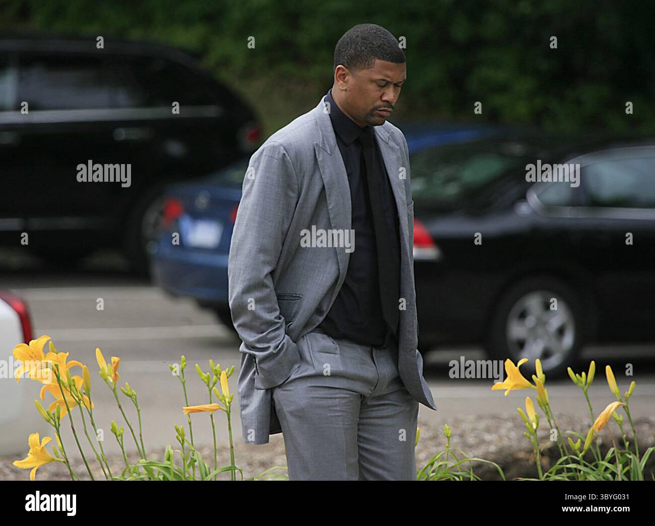 27 luglio 2011 - Bloomfield Hills, Michigan, USA - l'ex star dell'NBA Jalen Rose lascia il 48° tribunale distrettuale di Bloomfield Hills, Michigan, dopo essere stato condannato a 20 giorni di carcere per aver guidato sotto l'influenza. "Mi assumo la piena responsabilità delle mie azioni", ha detto Rose. Attualmente analista di televisione, Rose ha recitato all'Università del Michigan prima di una carriera NBA di sei squadre, 13 anni. (Immagine di credito: © Mandi Wright/Detroit Free Press via ZUMA Press Wire) Foto Stock