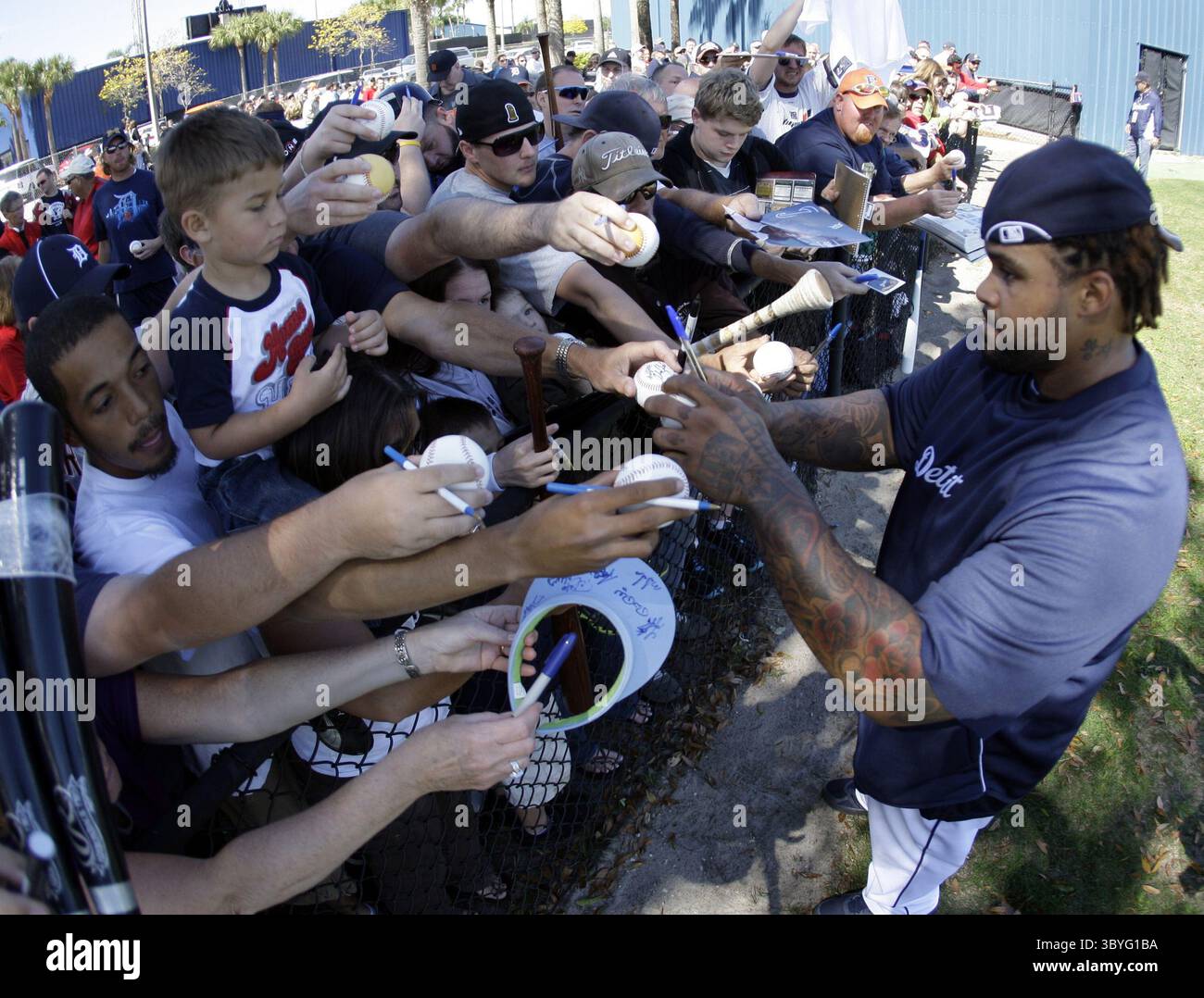 20 febbraio 2012 - Lakeland, FL, USA - Prince Fielder dei Detroit Tigers firma autografi per i tifosi dopo aver terminato il suo primo allenamento primaverile dei Tigers a Lakeland, Florida, lunedì 20 febbraio 2012. (Immagine di credito: © Julian H. Gonzalez/Detroit Free Press via ZUMA Press Wire) Foto Stock