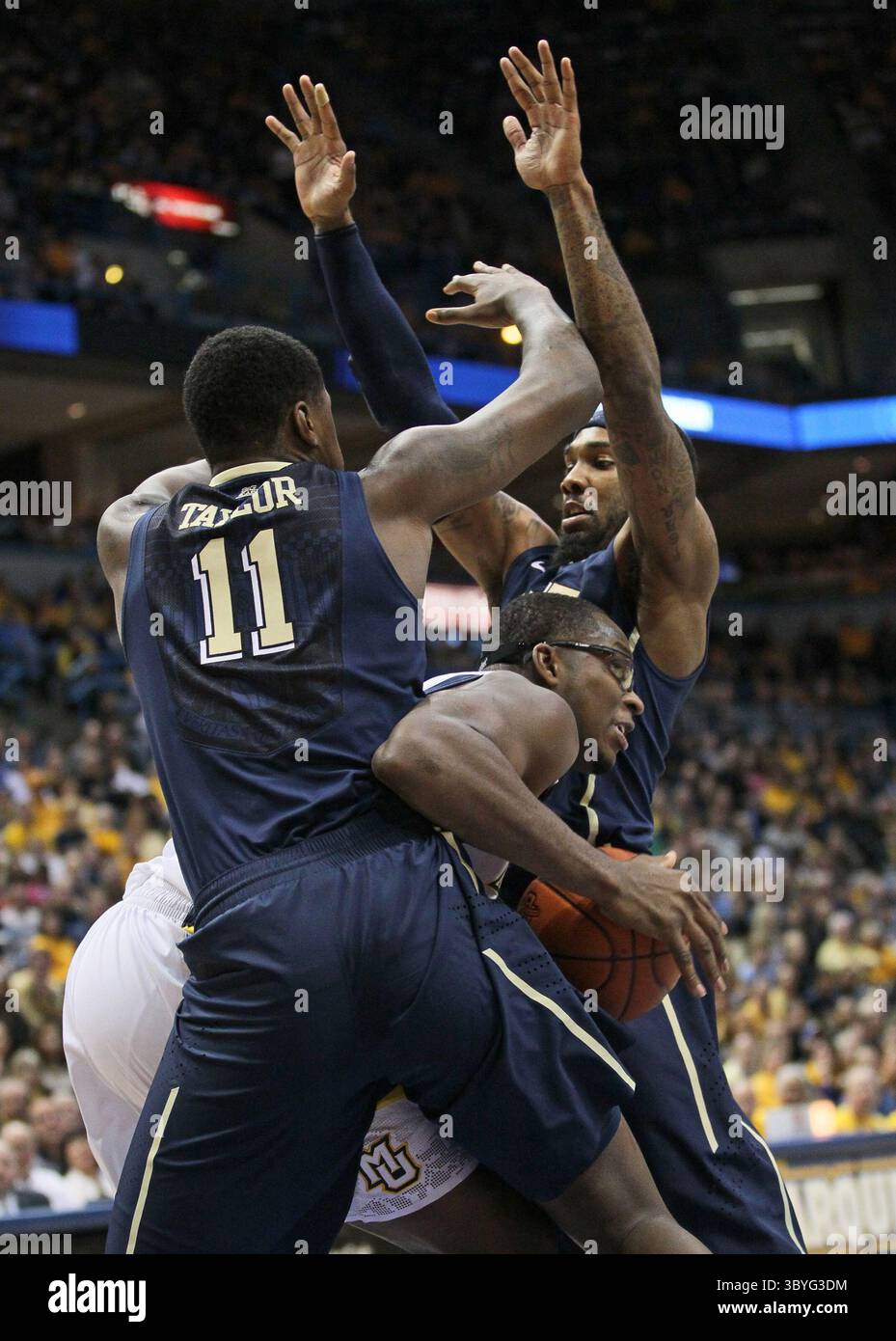 16 febbraio 2013 - Milwaukee, WI, USA - Chris Otule di Marquette combatte per un rimbalzo sotto il cesto con Dante Taylor di Pittsburgh (11) al BMO Harris Bradley Center di Milwaukee, Wisconsin, sabato 16 febbraio 2013. Marquette ha sormontato Pitt, 79-69. (Immagine di credito: © Michael Sears/Milwaukee Journal Sentinel via ZUMA Press Wire) Foto Stock