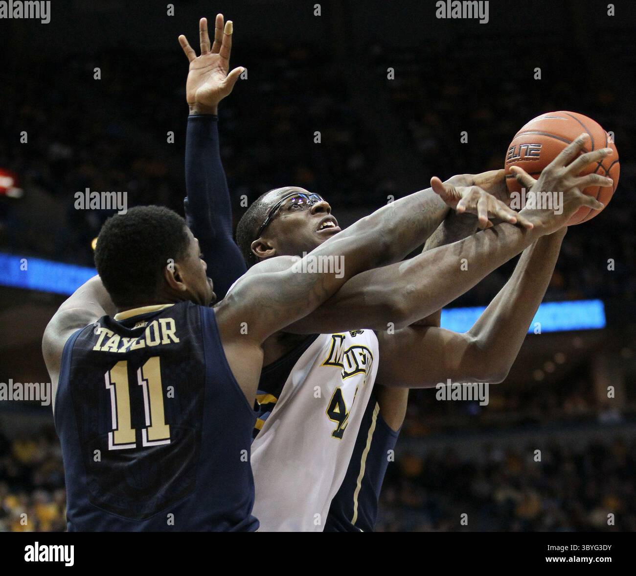 16 febbraio 2013 - Milwaukee, WI, USA - Chris Otule di Marquette combatte per un rimbalzo sotto il cesto con Dante Taylor di Pittsburgh (11) al BMO Harris Bradley Center di Milwaukee, Wisconsin, sabato 16 febbraio 2013. Marquette ha sormontato Pitt, 79-69. (Immagine di credito: © Michael Sears/Milwaukee Journal Sentinel via ZUMA Press Wire) Foto Stock