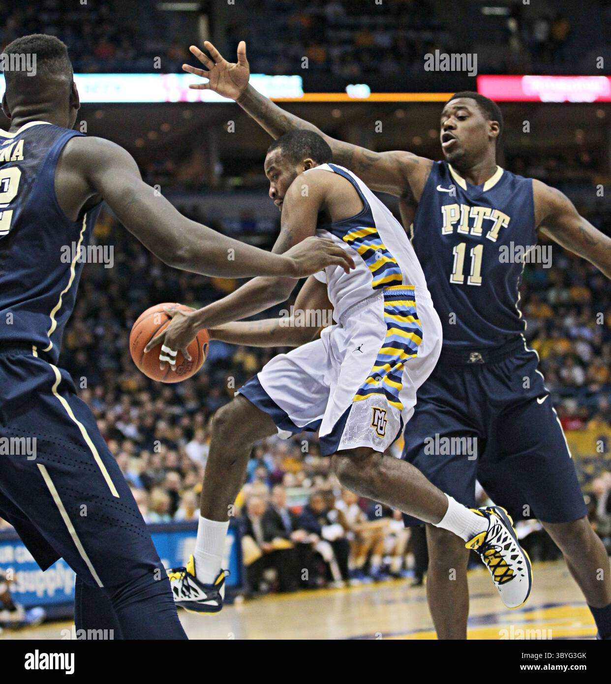 16 febbraio 2013 - Milwaukee, WISCONSIN, USA - Marquette's Junior Cadougan guida contro Dante Taylor (11) di Pittsburgh al BMO Harris Bradley Center di Milwaukee, Wisconsin, sabato 16 febbraio 2013. Marquette ha sormontato Pitt, 79-69. (Immagine di credito: © Michael Sears/Milwaukee Journal Sentinel via ZUMA Press Wire) Foto Stock
