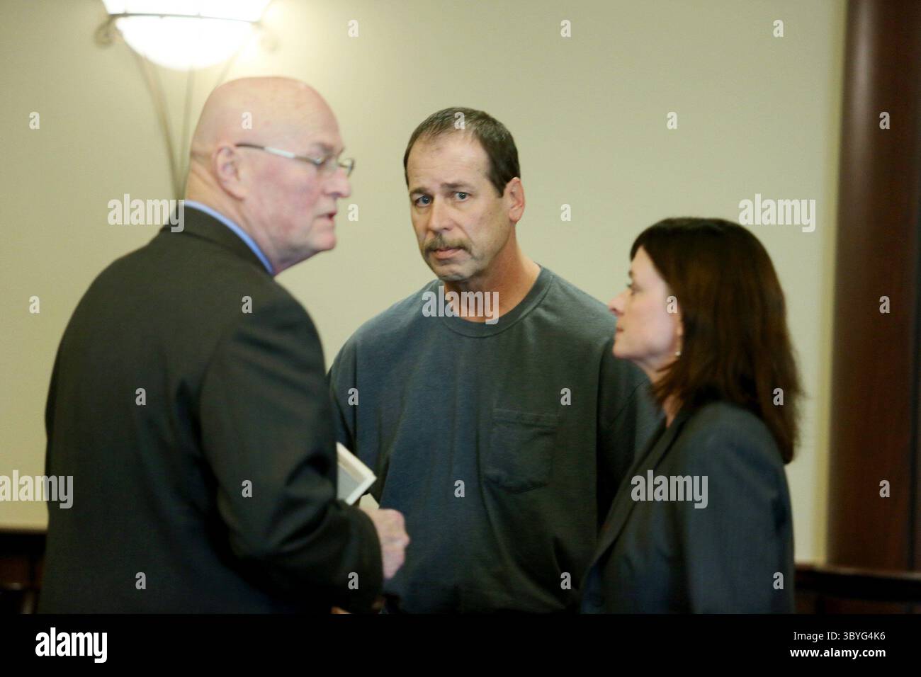 3 settembre 2014 - file - Theodore Wafer è stato condannato per l'omicidio di secondo grado di Renisha McBride, 19 anni, ubriaca quando si è schiantata con la sua auto vicino a casa sua nella periferia di Detroit. Nella foto - 15 novembre 2013 - Dearborn Heights, mi, Stati Uniti - Theodore Wafer, centro, appare nel suo corteo nella 20th District Courtroom of Judge Mark Plawecki a Dearborn Heights, Mich., venerdì 15 novembre 2013. Fu accusato dell'omicidio di Renisha McBride, 19 anni, di Detroit. (Immagine di credito: © Mandi Wright/Detroit Free Press via ZUMA Press Wire) Foto Stock