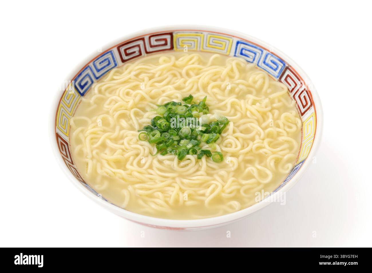 Spaghetti di ramen salato in una ciotola su sfondo bianco Foto Stock