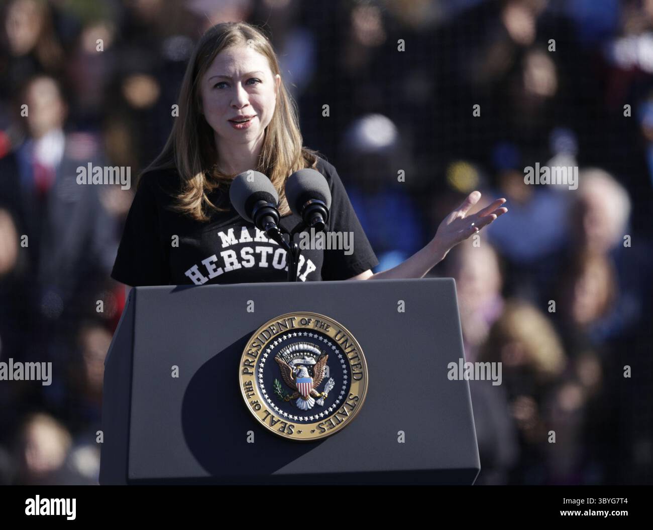 7 novembre 2016 - Warren, mi, USA - Chelsea Clinton presenta il presidente Barack Obama dopo che la madre, Hillary Clinton, è stata nominata democratica alla vigilia delle elezioni al Ray L. Fisher Stadium lunedì 7 novembre 2016 ad Ann Arbor, Mich. (Credit Image: © Mandi Wright/Detroit Free Press via ZUMA Press Wire) Foto Stock