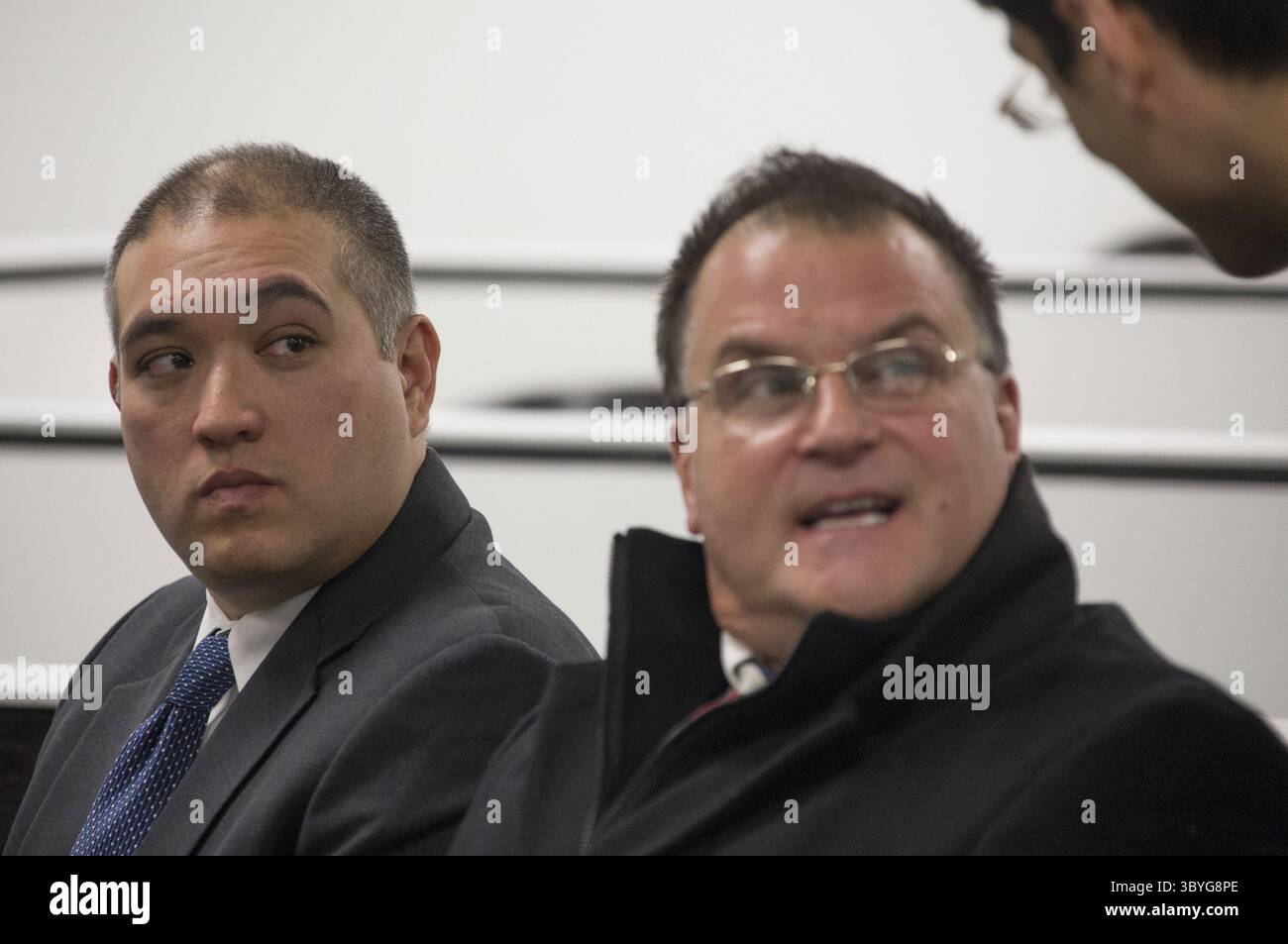 21 dicembre 2017 - Detroit, Michigan, USA - il trooper ex-MSP Mark Bessner, a sinistra, si siede con il suo avvocato Richard Convertino prima di essere processato giovedì 21 dicembre 2017 per la morte di un quindicenne in sella a un atv del magistrato Bari Blake Wood nel 36° tribunale distrettuale di Detroit. (Immagine di credito: © Mandi Wright/Detroit Free Press via ZUMA Press Wire) Foto Stock