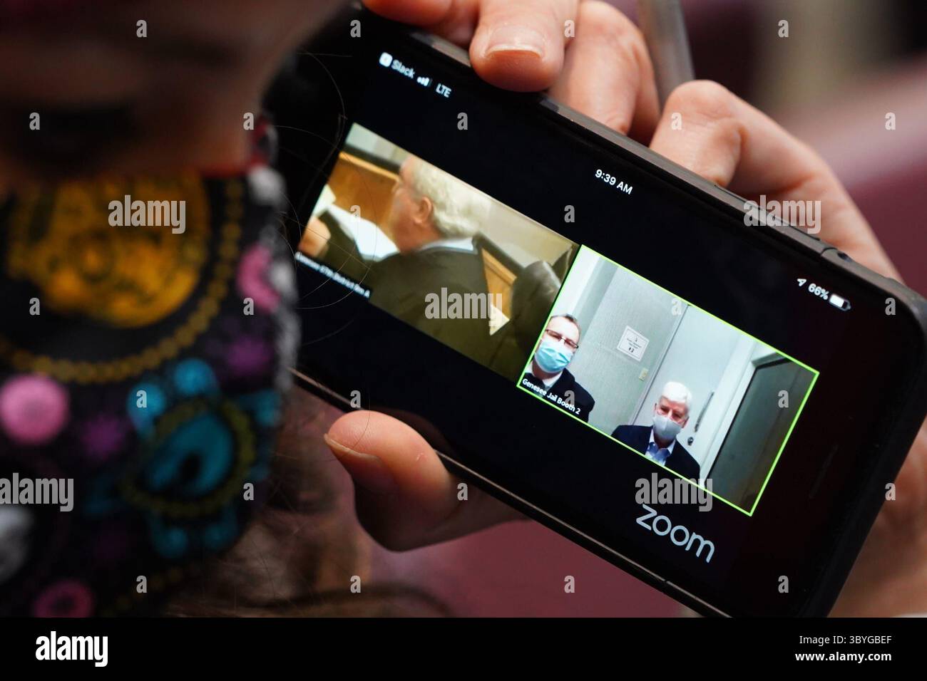 1° febbraio 2021, USA: Un giornalista ascolta l'ex governatore Rick Snyder che fa un'apparizione in un video incendio nella prigione della contea di Genesee a Flint il 14 gennaio 2021, sulle nuove accuse di Flint Water Crisis. (Immagine di credito: © Ryan Garza/Detroit Free Press via ZUMA Press Wire) Foto Stock