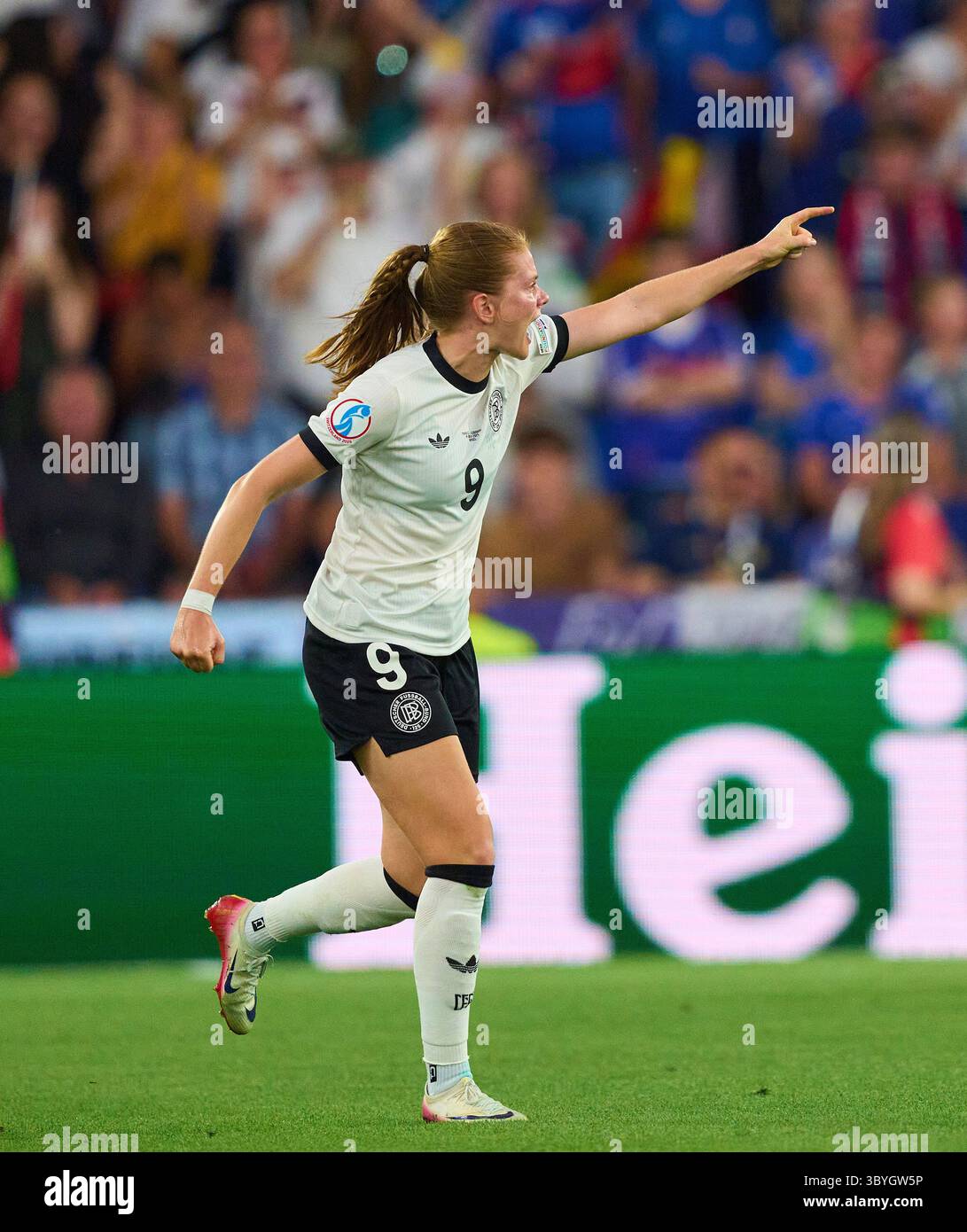 Basilea, Svizzera. 19 luglio 2025. Sjoeke Nuesken #9 del Team Germany segna, tira goal, Tor, Treffer, Torschuss, 1-1 e celebra il suo gol, felice, ridere, festeggiamento, per Giulia Gwinn #7 del Team Germania nei quarti di finale UEFA Women EURO 2025 FRANCIA - GERMANIA nella stagione 2025/2026 il 19 luglio 2025 a St. Jakob-Park Basilea, Svizzera. Fotografo: ddp Images/STAR-Images credito: ddp media GmbH/Alamy Live News Foto Stock