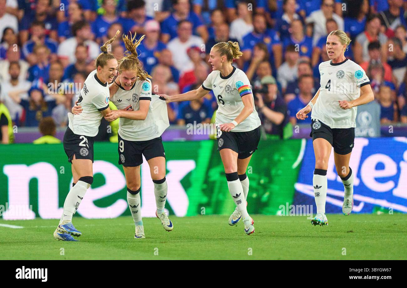 Basilea, Svizzera. 19 luglio 2025. Sjoeke Nuesken #9 del Team Germany segna, tira goal, Tor, Treffer, Torschuss, 1-1 e celebra il suo gol, felice, ridere, festeggiare, con Sophia Kleinherne #23 del Team Germany Janina Minge #6 del Team Germany Rebecca Knaak #4 del Team Germany nei quarti di finale UEFA Women EURO 2025 FRANCIA - GERMANIA nella stagione 2025/2026 del 19 luglio 2025 a St. Jakob-Park Basilea, Svizzera. Fotografo: ddp Images/STAR-Images credito: ddp media GmbH/Alamy Live News Foto Stock