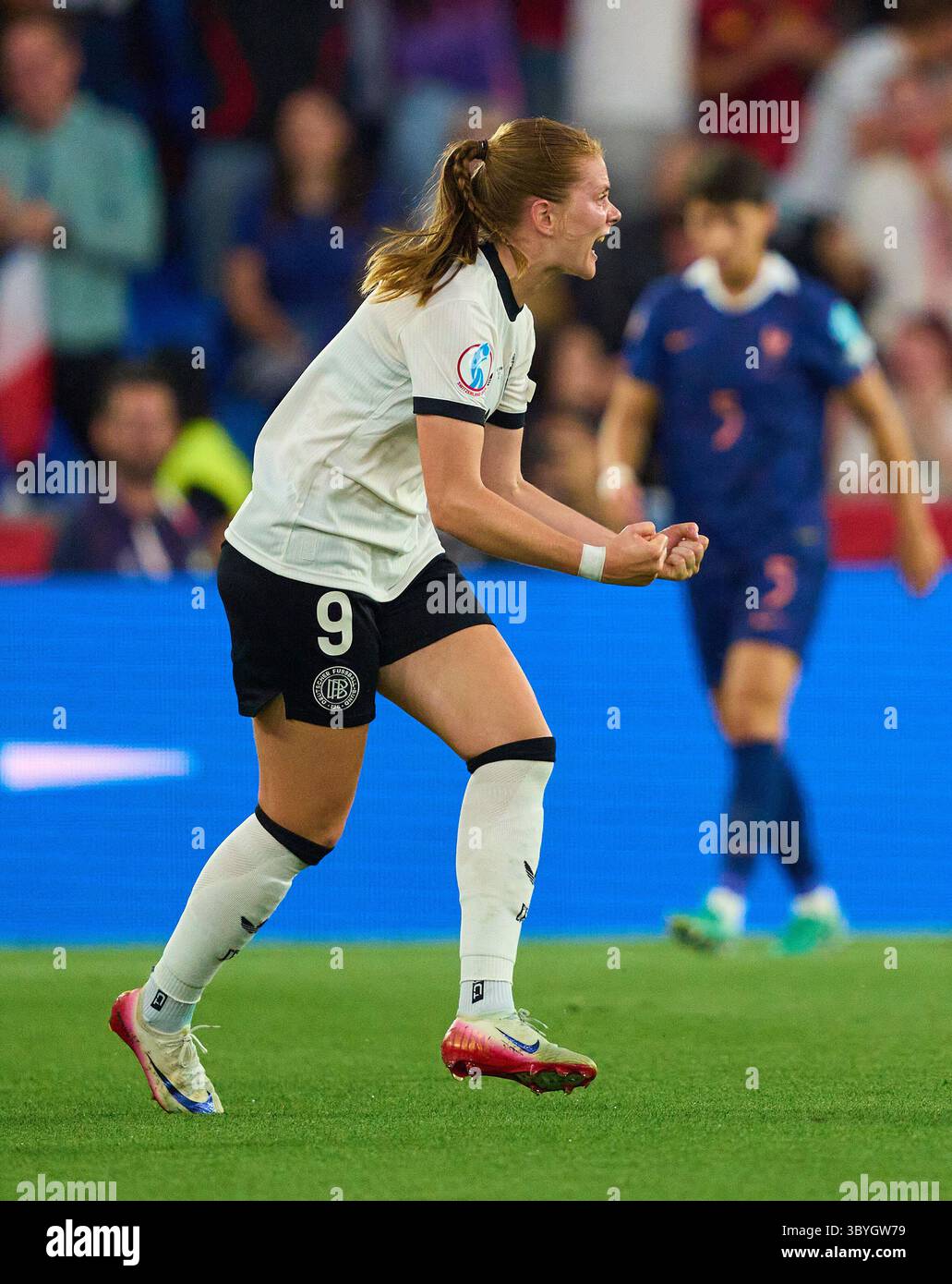 Basilea, Svizzera. 19 luglio 2025. Sjoeke Nuesken #9 del Team Germany segna, tira goal, Tor, Treffer, Torschuss, 1-1 e celebra il suo gol, felice, ridere, festeggiamento, per Giulia Gwinn #7 del Team Germania nei quarti di finale UEFA Women EURO 2025 FRANCIA - GERMANIA nella stagione 2025/2026 il 19 luglio 2025 a St. Jakob-Park Basilea, Svizzera. Fotografo: ddp Images/STAR-Images credito: ddp media GmbH/Alamy Live News Foto Stock