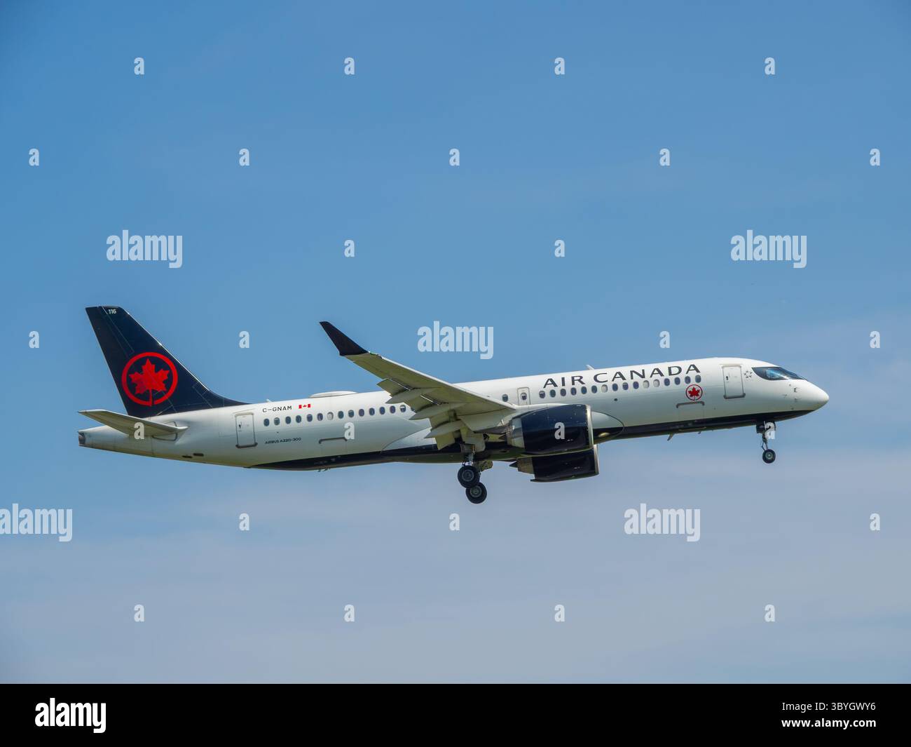 Airbus A220-300 di Air Canada che scende all'aeroporto internazionale Montréal-Pierre Elliott Trudeau, Dorval, Quebec, Canada Foto Stock