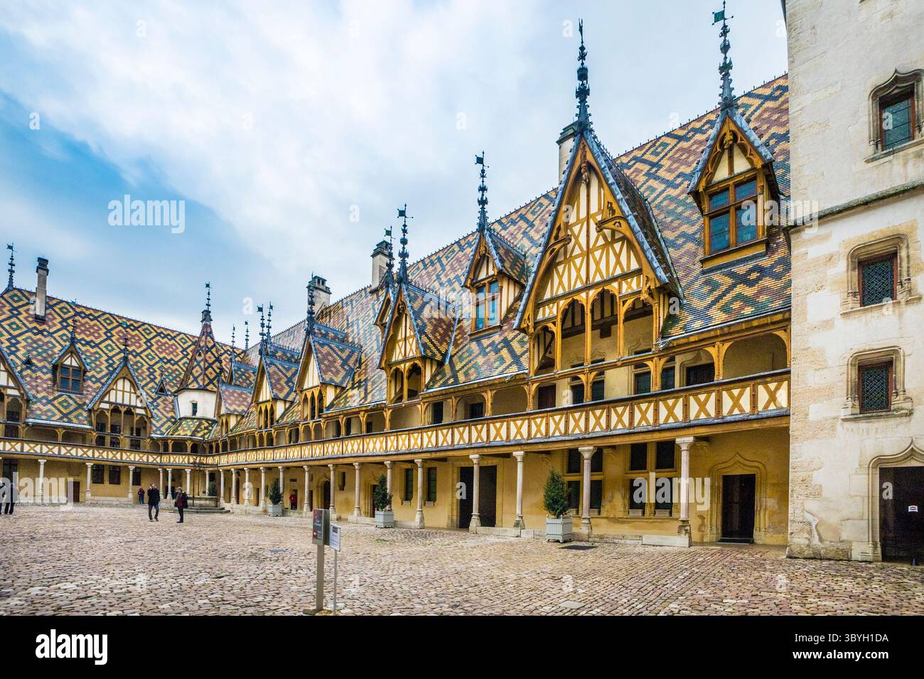 Cortile dell'Hospices de Beaune del XV secolo con il suo suggestivo tetto policromo di piastrelle smaltate a Beaune, la capitale del vino della Borgogna, Côte-d'Or Foto Stock Cortile dell'Hospices de Beaune del XV secolo con il suo suggestivo tetto policromo di piastrelle smaltate a Beaune, la capitale del vino della Borgogna, Côte-d'Or Foto Stock