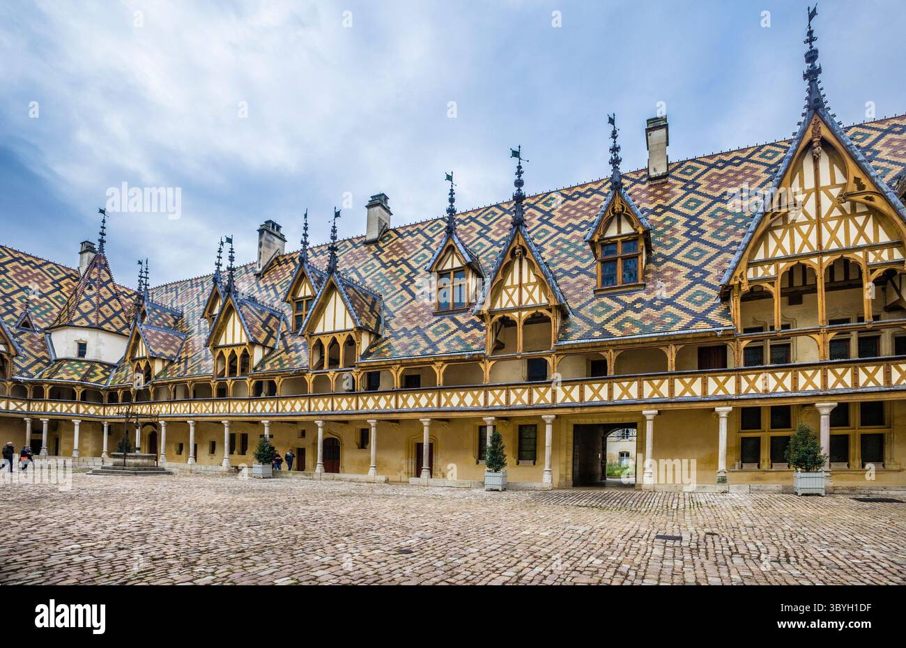 Cortile dell'Hospices de Beaune del XV secolo con il suo suggestivo tetto policromo di piastrelle smaltate a Beaune, la capitale del vino della Borgogna, Côte-d'Or Foto Stock Cortile dell'Hospices de Beaune del XV secolo con il suo suggestivo tetto policromo di piastrelle smaltate a Beaune, la capitale del vino della Borgogna, Côte-d'Or Foto Stock