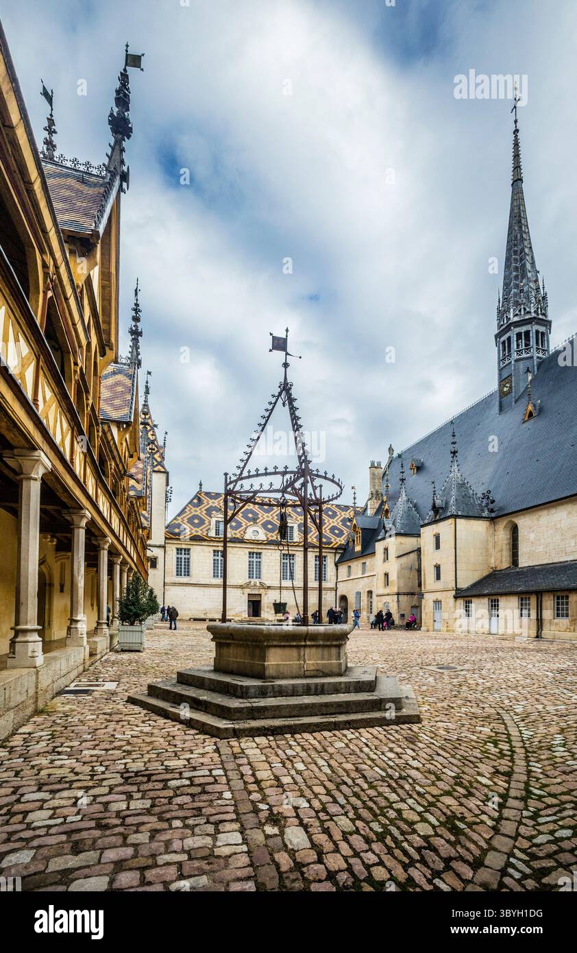 Disegna bene nel cortile dell'Hospices de Beaune del XV secolo con il suo impressionante tetto policromo di piastrelle smaltate a Beaune, la capitale del vino di Bur Foto Stock Disegna bene nel cortile dell'Hospices de Beaune del XV secolo con il suo impressionante tetto policromo di piastrelle smaltate a Beaune, la capitale del vino di Bur Foto Stock