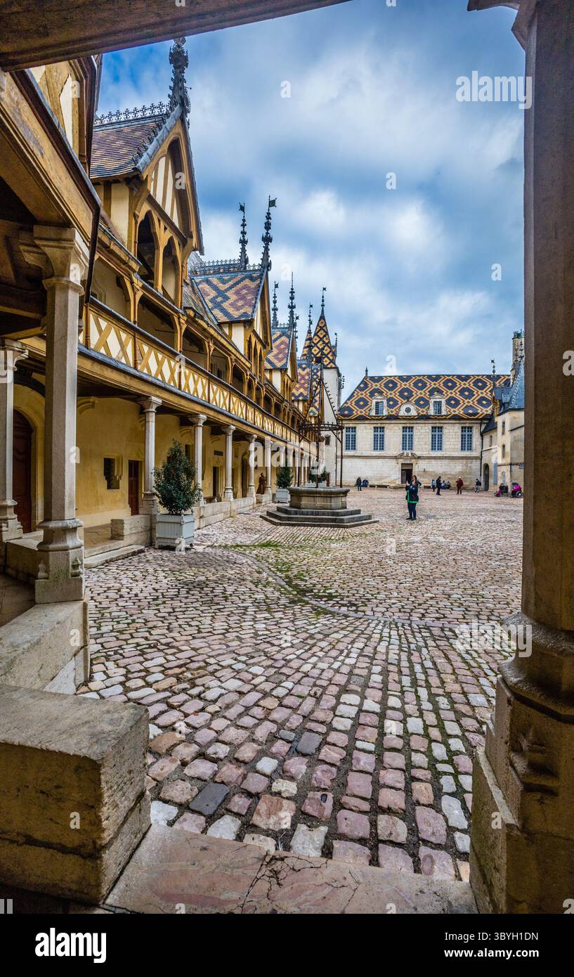 Cortile dell'Hospices de Beaune del XV secolo con il suo suggestivo tetto policromo di piastrelle smaltate a Beaune, la capitale del vino della Borgogna, Côte-d'Or Foto Stock Cortile dell'Hospices de Beaune del XV secolo con il suo suggestivo tetto policromo di piastrelle smaltate a Beaune, la capitale del vino della Borgogna, Côte-d'Or Foto Stock