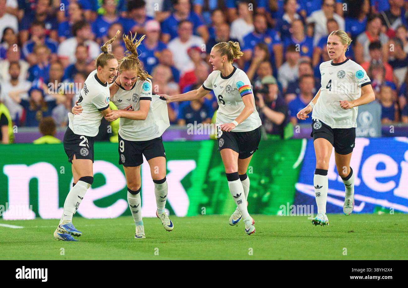 Basilea, Svizzera. 19 luglio 2025. Sjoeke Nüsken #9 del Team Germany segna, tira goal, Tor, Treffer, Torschuss, 1-1 e celebra il suo gol, felice, ridere, festeggiamento, con Sophia Kleinherne #23 del Team Germany Janina Minge #6 del Team Germany Rebecca Knaak #4 del Team Germany nei quarti di finale UEFA Women EURO 2025 FRANCIA - GERMANIA nella stagione 2025/2026 il 19 luglio 2025 a St. Jakob-Park Basilea , Svizzera. Fotografo: Peter Schatz crediti: Peter Schatz/Alamy Live News Foto Stock