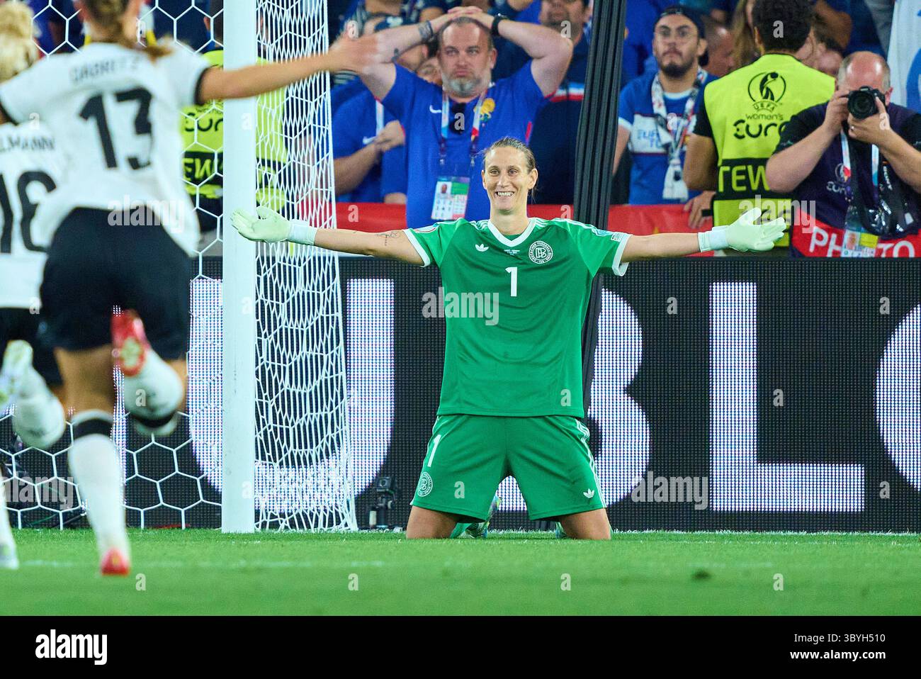 Basilea, Svizzera. 19 luglio 2025. Ann-Katrin Berger portiere numero 7 della squadra tedesca e della squadra festeggiano la vittoria nei quarti di finale UEFA Women EURO 2025 FRANCIA - GERMANIA 5-6 N.E. 1-1 dopo 120 minuti nella stagione 2025/2026 il 19 luglio 2025 a St. Jakob-Park Basilea, Svizzera. Fotografo: ddp Images/STAR-Images credito: ddp media GmbH/Alamy Live News Foto Stock